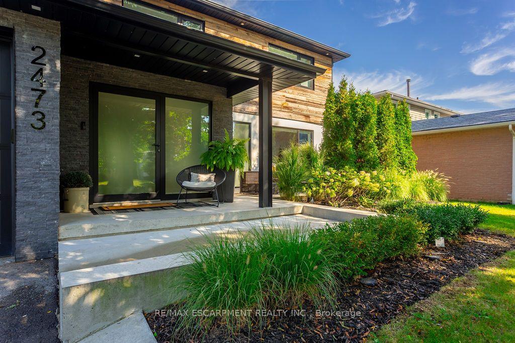 Photo 3 of 2473 Woburn Crescent, Oakville, West — HOMEH