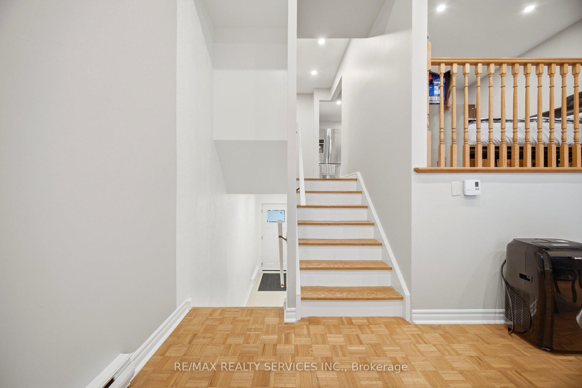 Photo 5 of 154 Darras Court, Brampton, Southgate — HOMEH