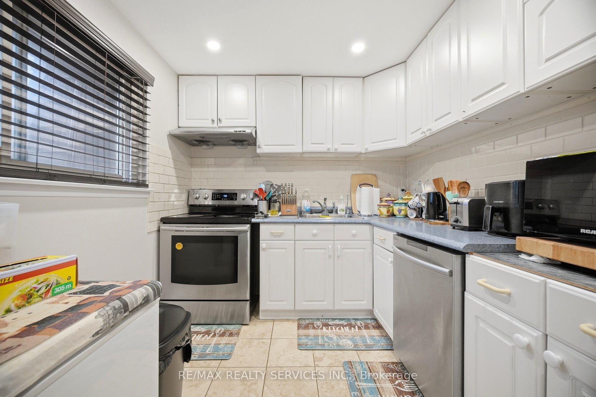 Photo 7 of 154 Darras Court, Brampton, Southgate — HOMEH