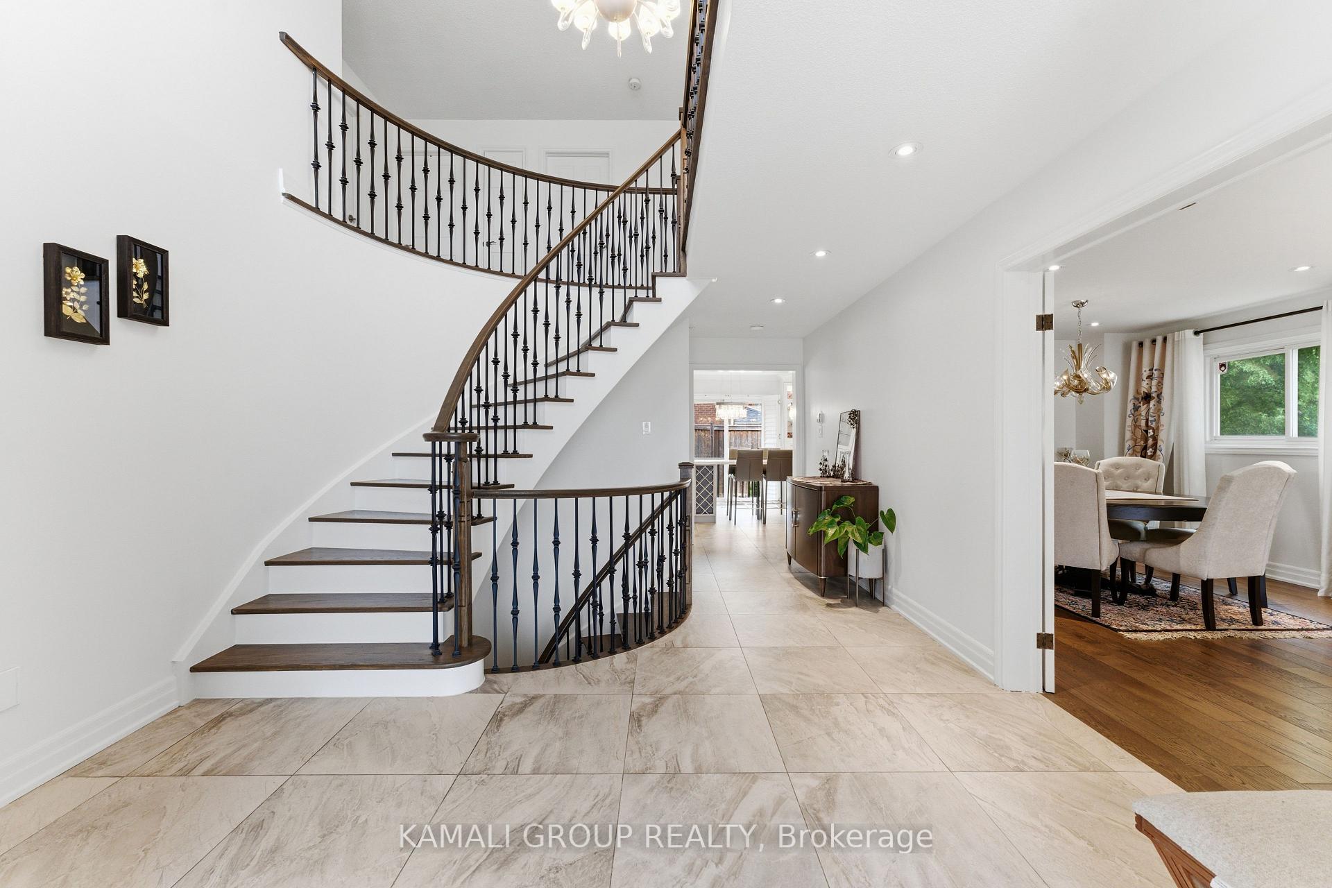 Photo 3 of 108 Killian Road, Vaughan, Maple — HOMEH