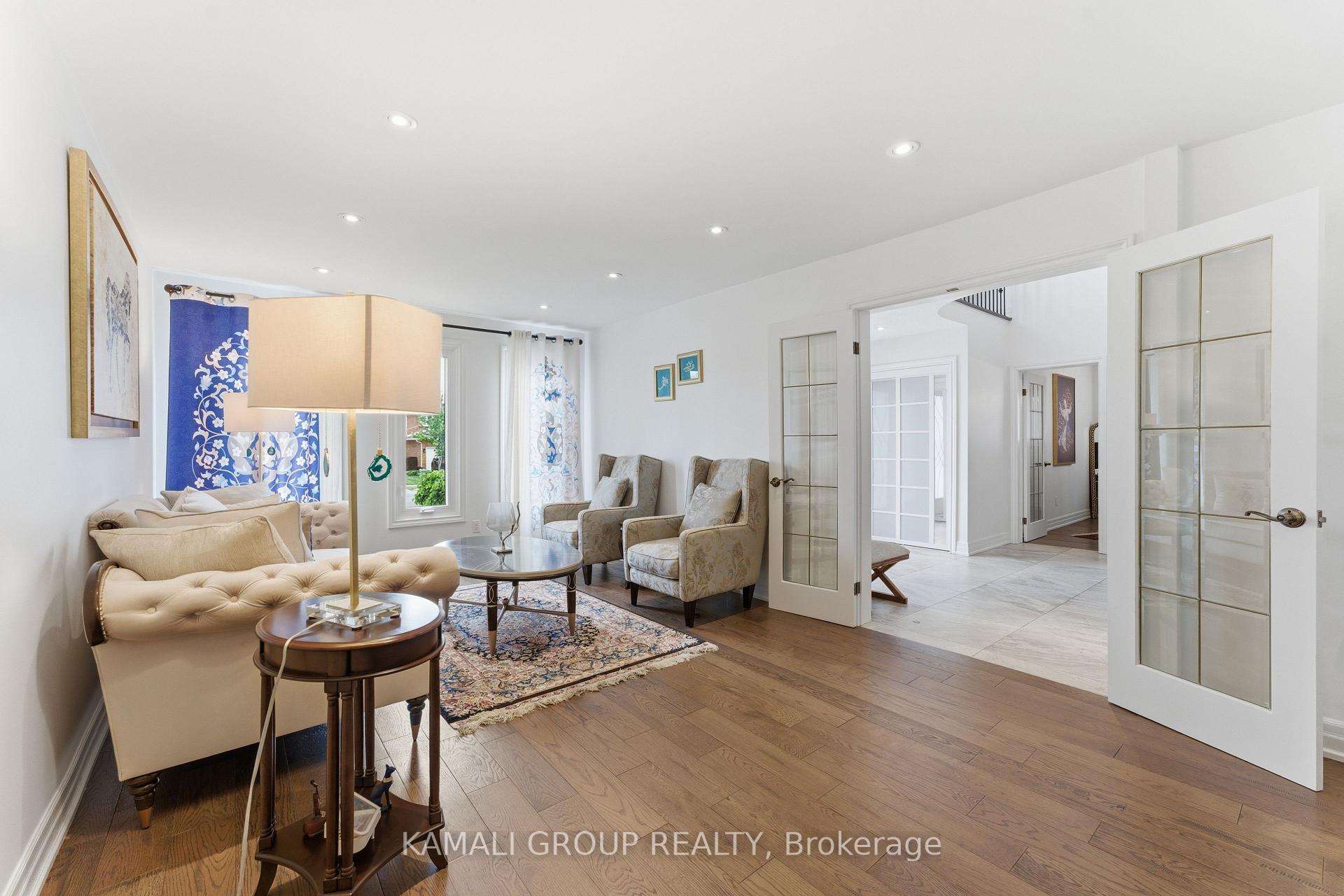 Photo 5 of 108 Killian Road, Vaughan, Maple — HOMEH