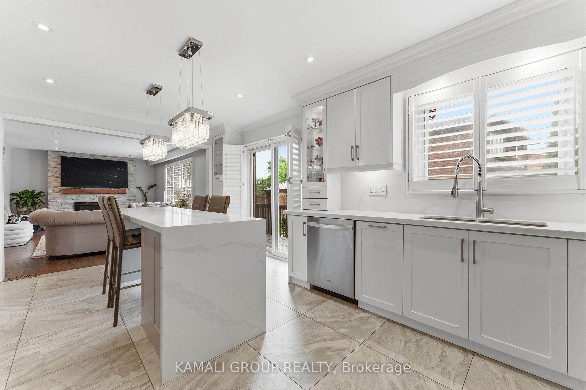 Photo 8 of 108 Killian Road, Vaughan, Maple — HOMEH