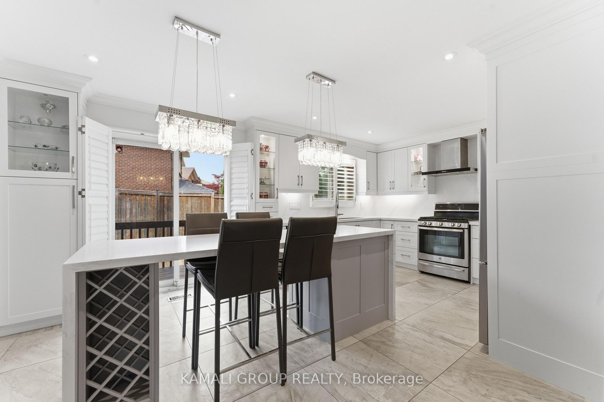 Photo 12 of 108 Killian Road, Vaughan, Maple — HOMEH