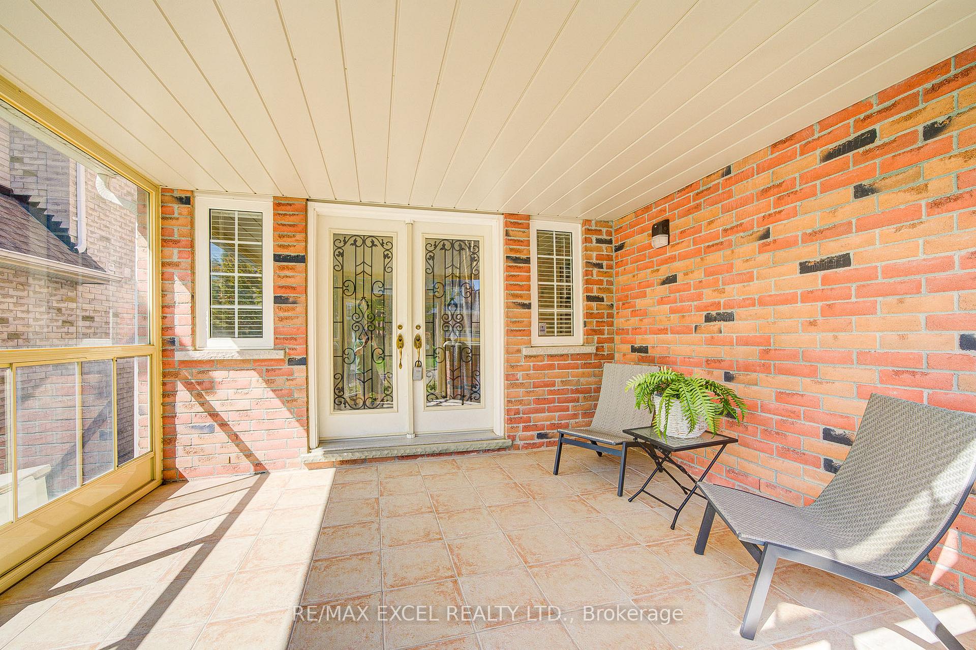 Photo 4 of 8 Hollylane Drive, Markham, Berczy — HOMEH