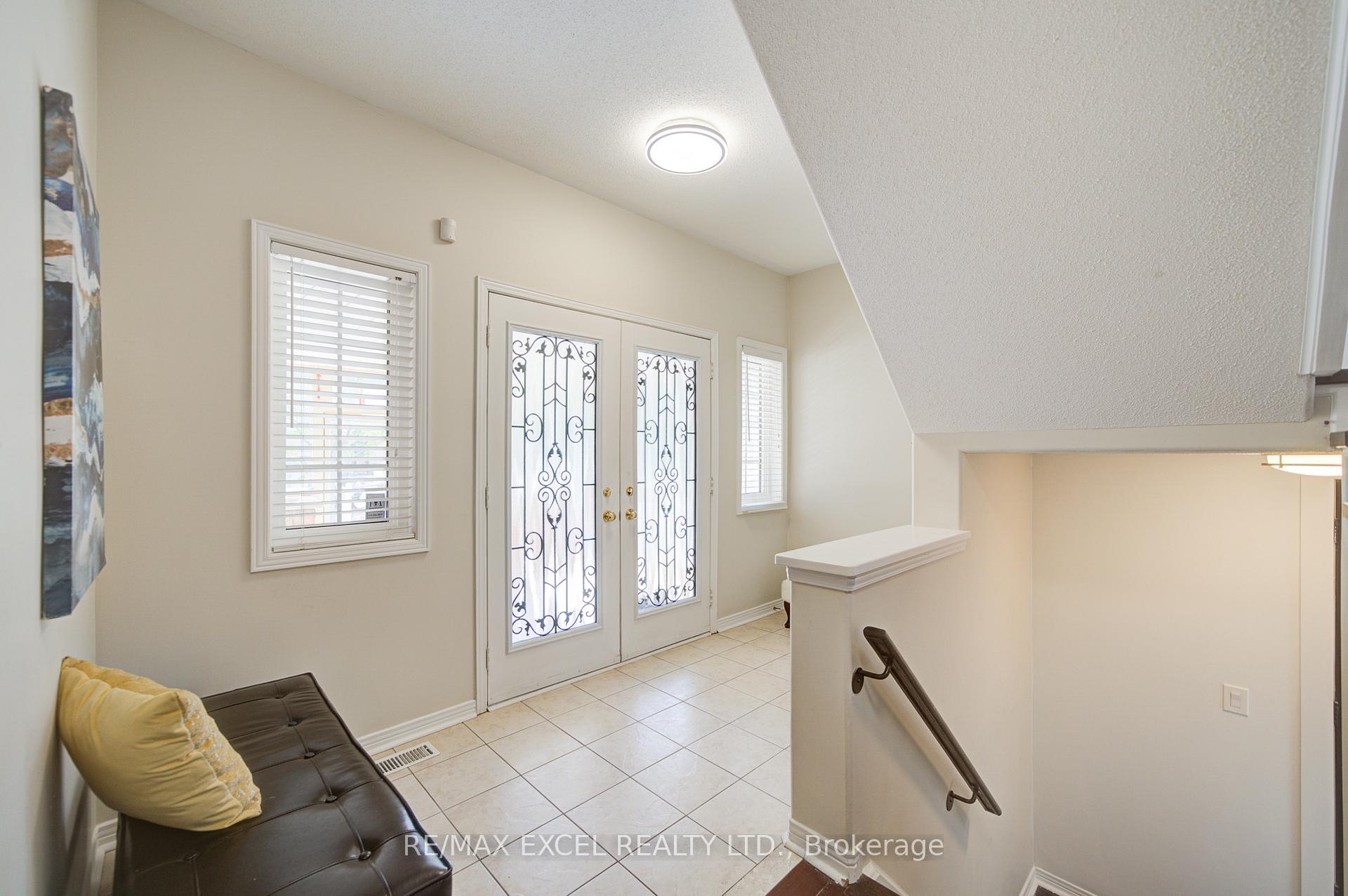 Photo 5 of 8 Hollylane Drive, Markham, Berczy — HOMEH