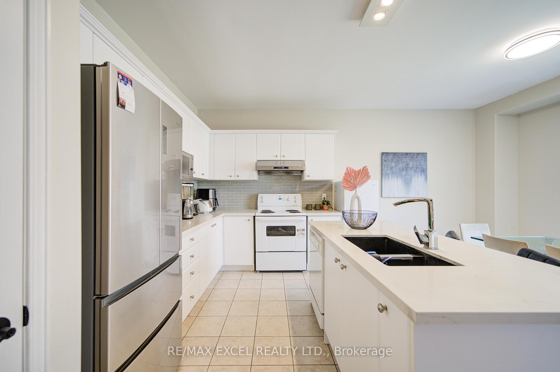Photo 14 of 8 Hollylane Drive, Markham, Berczy — HOMEH