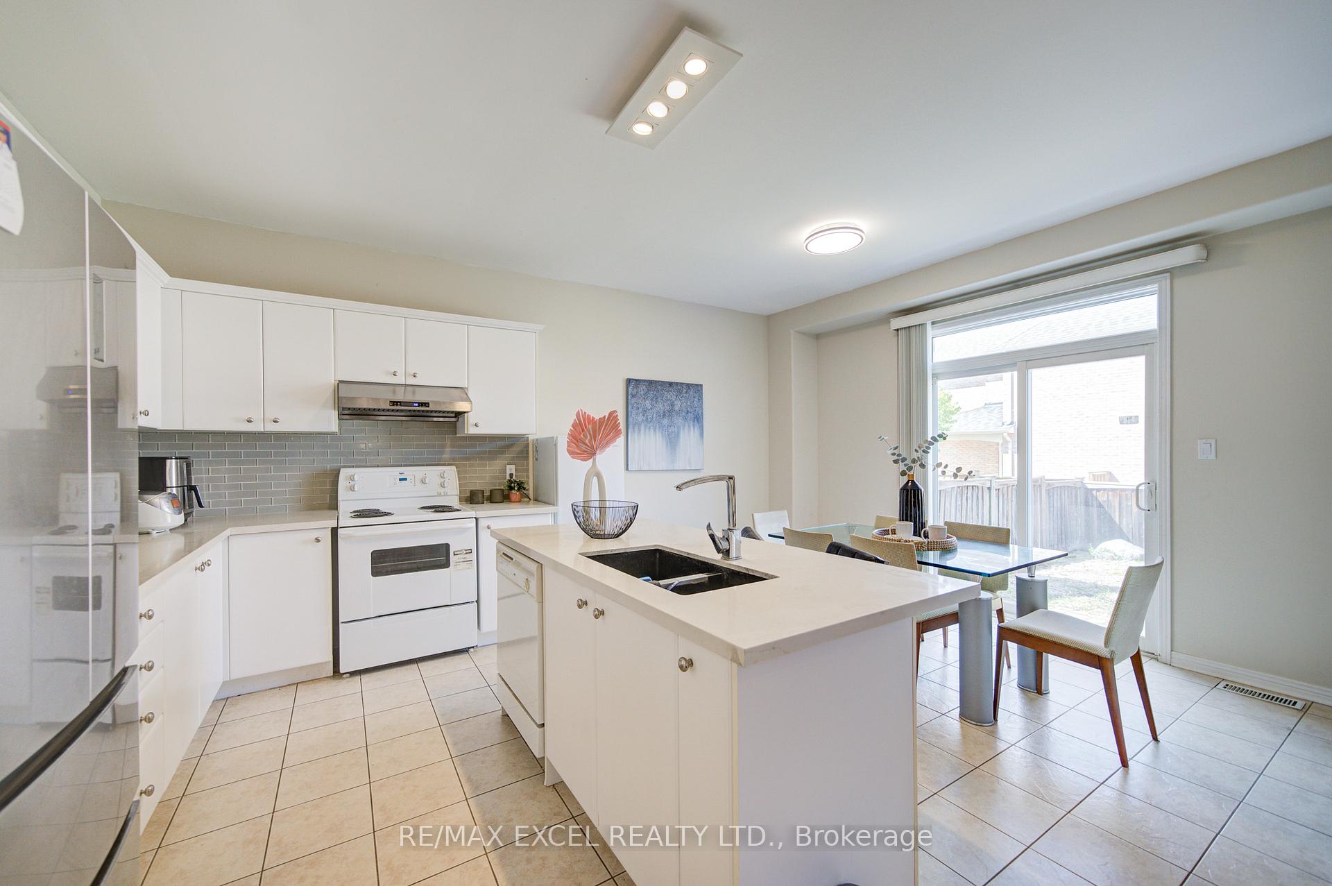 Photo 15 of 8 Hollylane Drive, Markham, Berczy — HOMEH