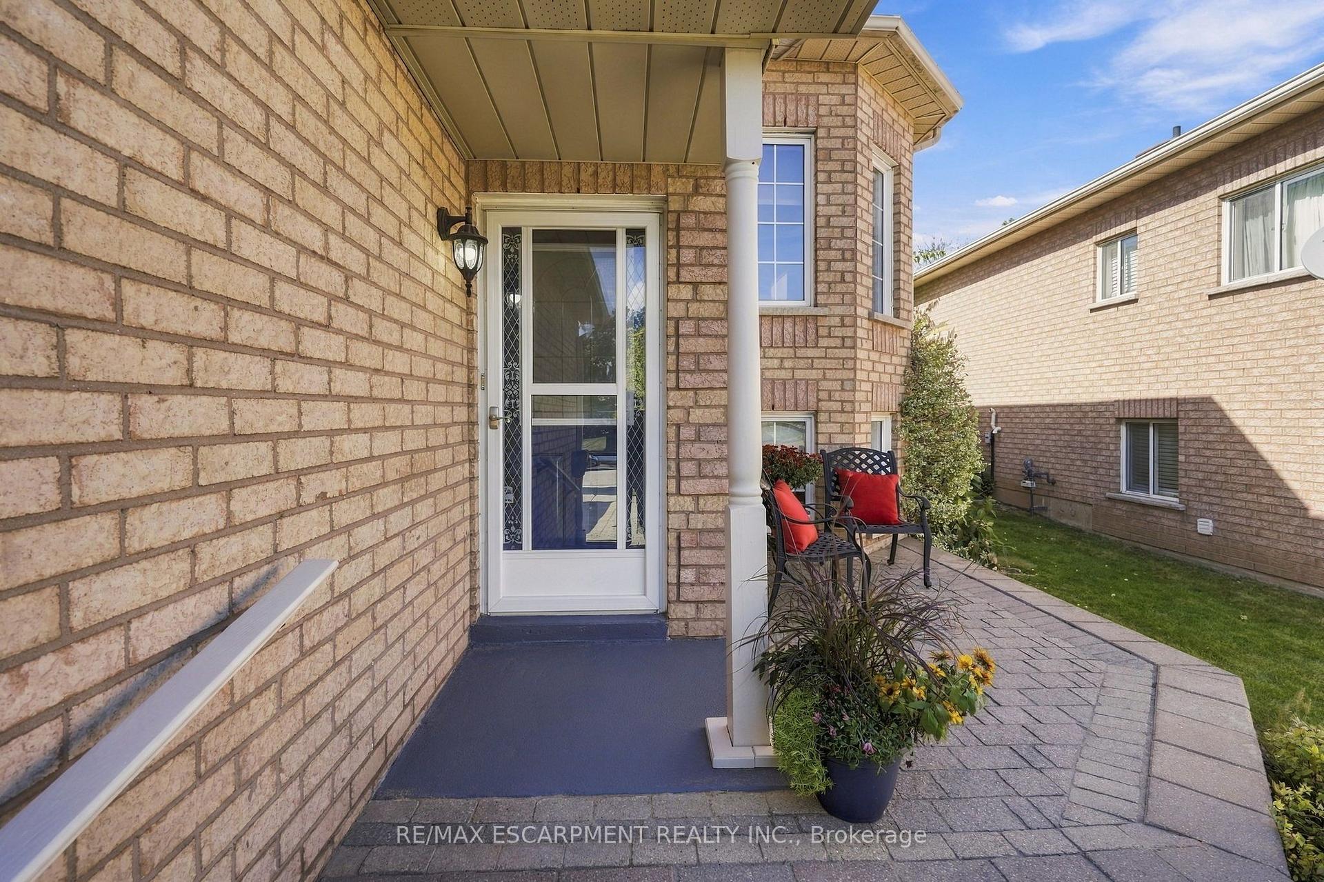 Photo 3 of 15 Dalrymple Drive, Hamilton, Waterdown — HOMEH