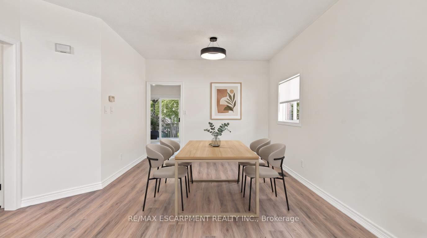 Photo 9 of 15 Dalrymple Drive, Hamilton, Waterdown — HOMEH