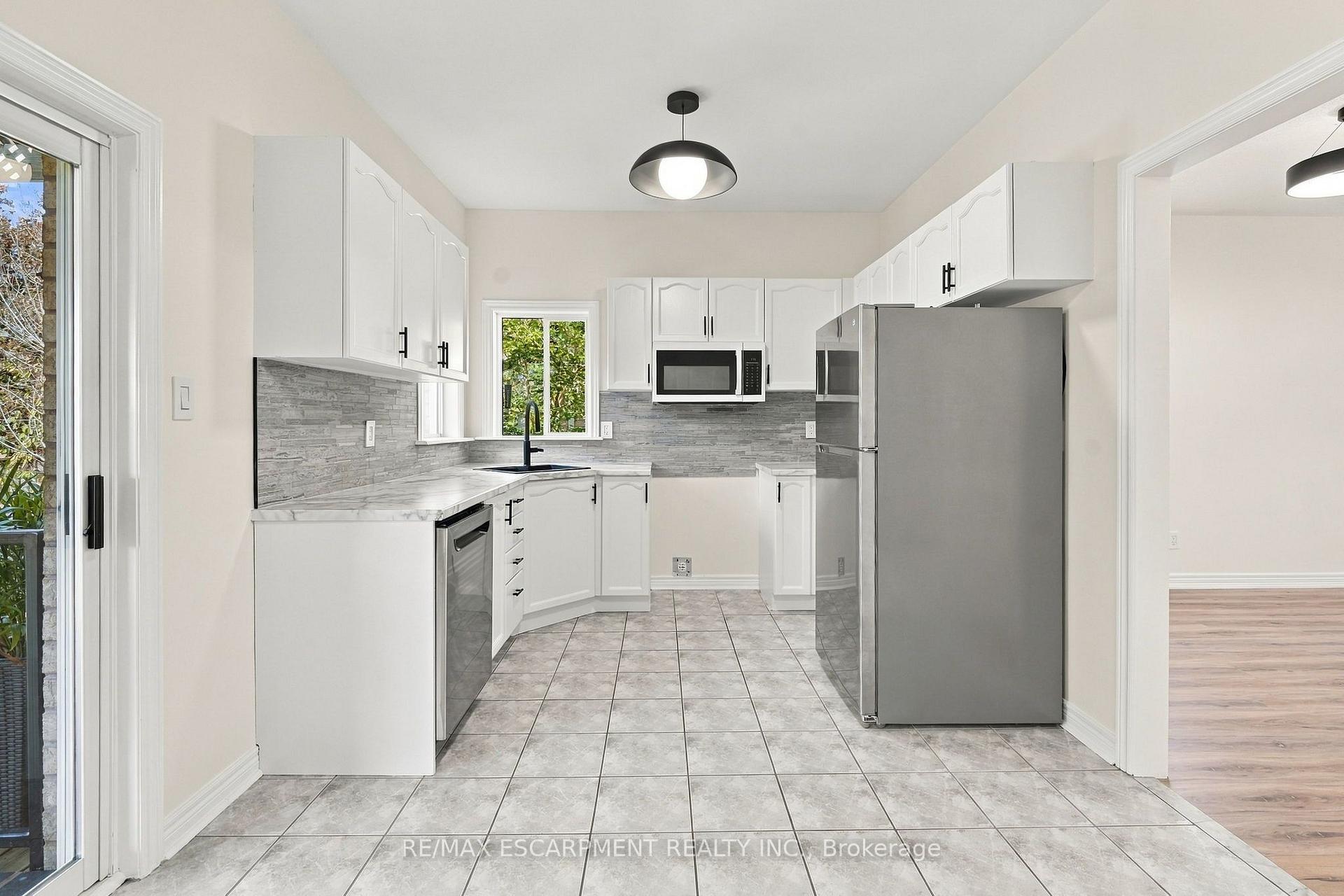 Photo 11 of 15 Dalrymple Drive, Hamilton, Waterdown — HOMEH