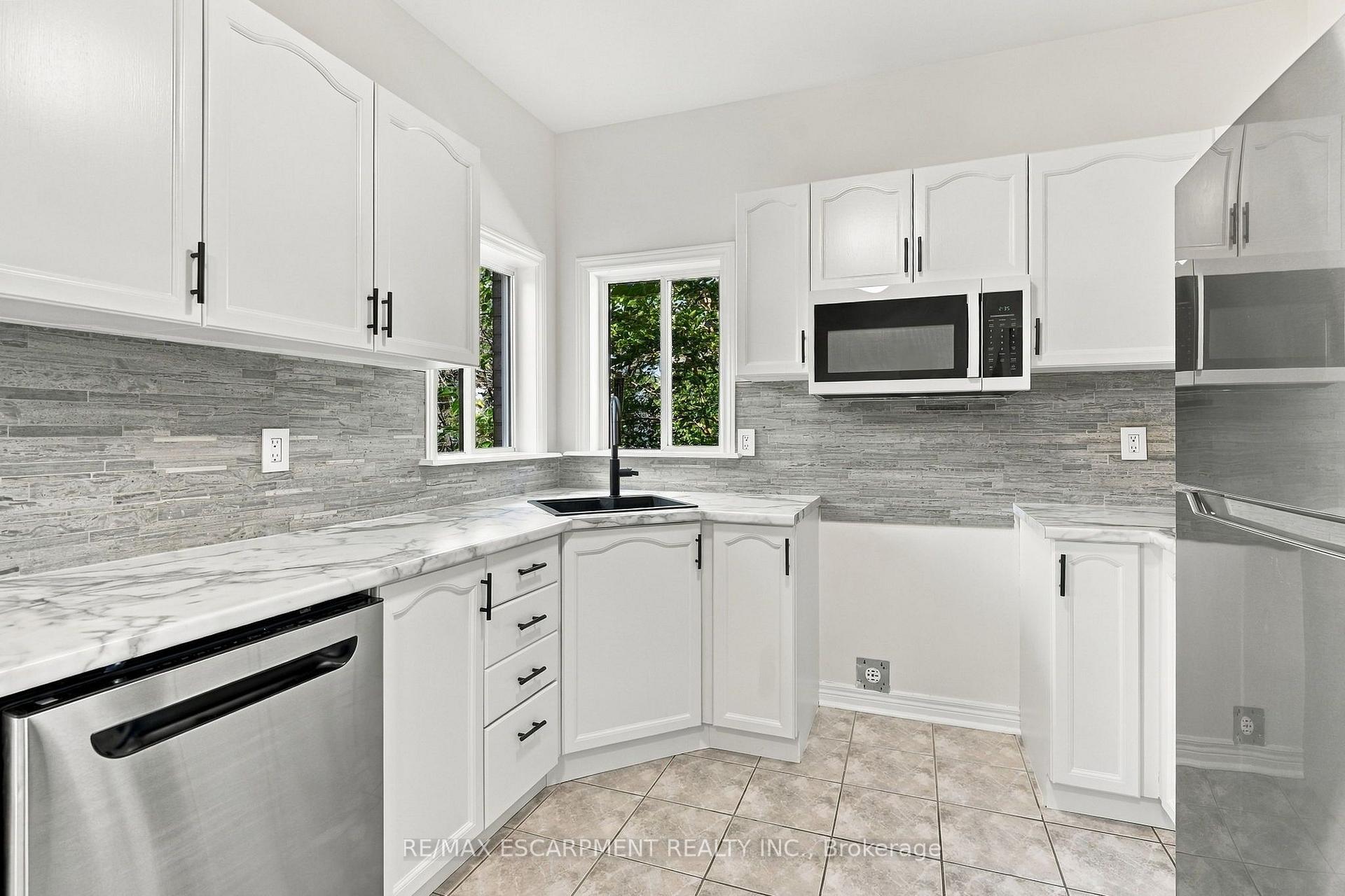 Photo 12 of 15 Dalrymple Drive, Hamilton, Waterdown — HOMEH