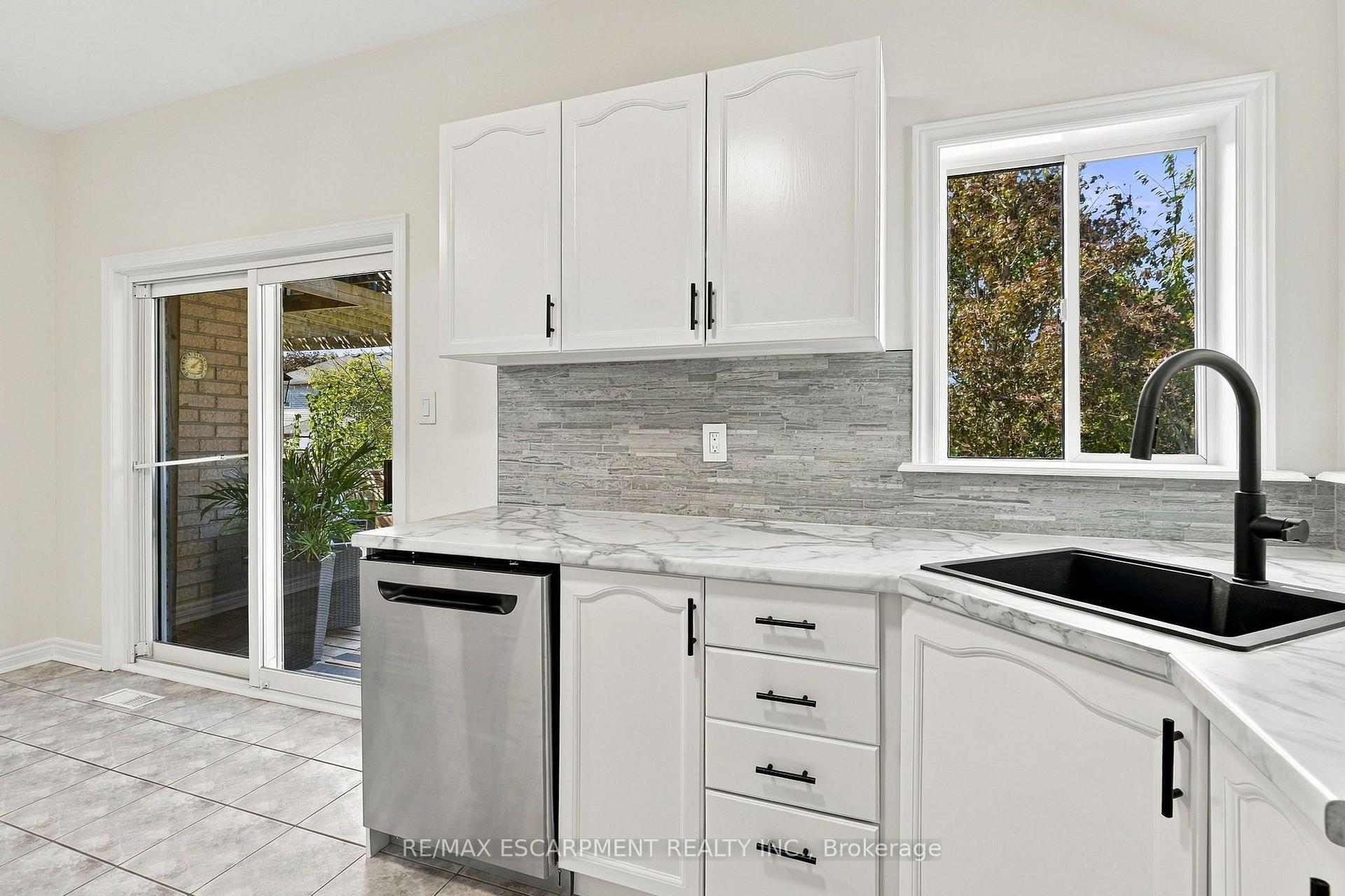 Photo 13 of 15 Dalrymple Drive, Hamilton, Waterdown — HOMEH