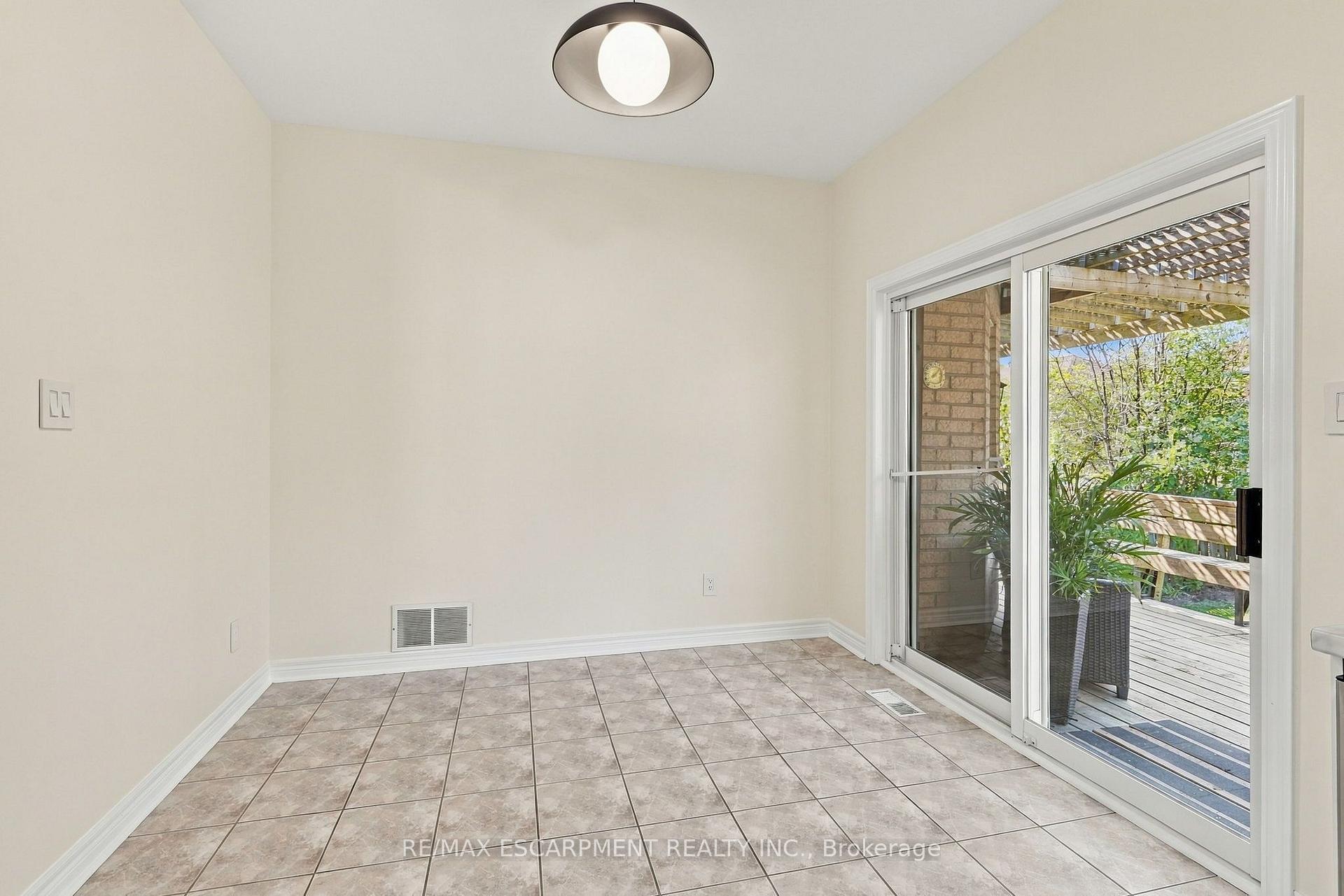 Photo 16 of 15 Dalrymple Drive, Hamilton, Waterdown — HOMEH