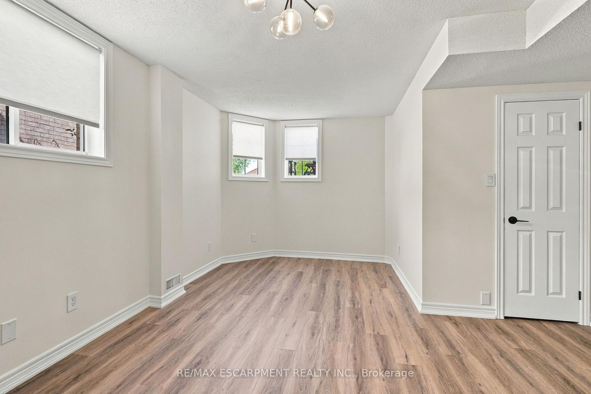Photo 31 of 15 Dalrymple Drive, Hamilton, Waterdown — HOMEH