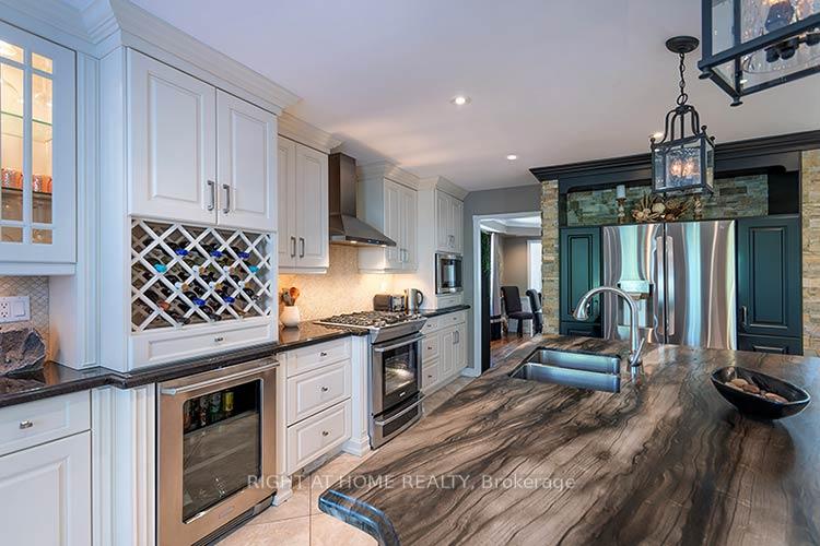 Photo 3 of 143 Carlyle Crescent, Aurora, Aurora Highlands — HOMEH