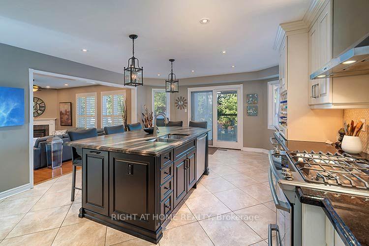 Photo 4 of 143 Carlyle Crescent, Aurora, Aurora Highlands — HOMEH