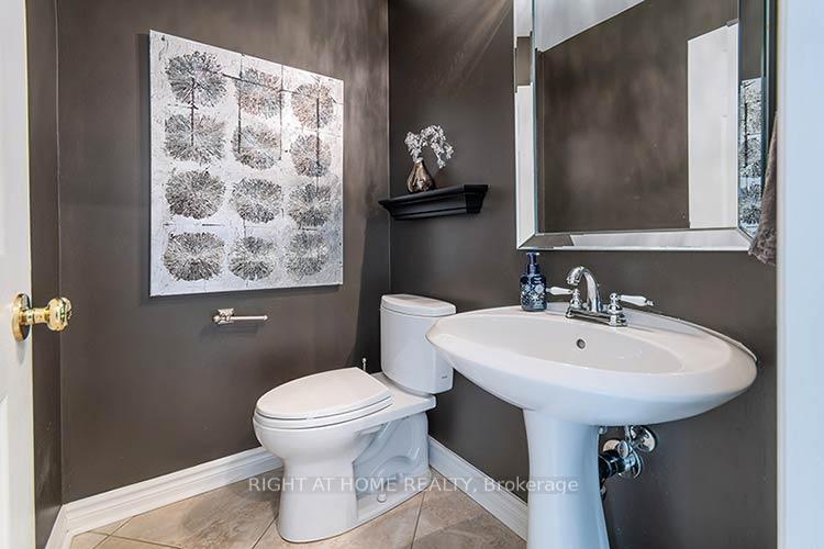 Photo 9 of 143 Carlyle Crescent, Aurora, Aurora Highlands — HOMEH