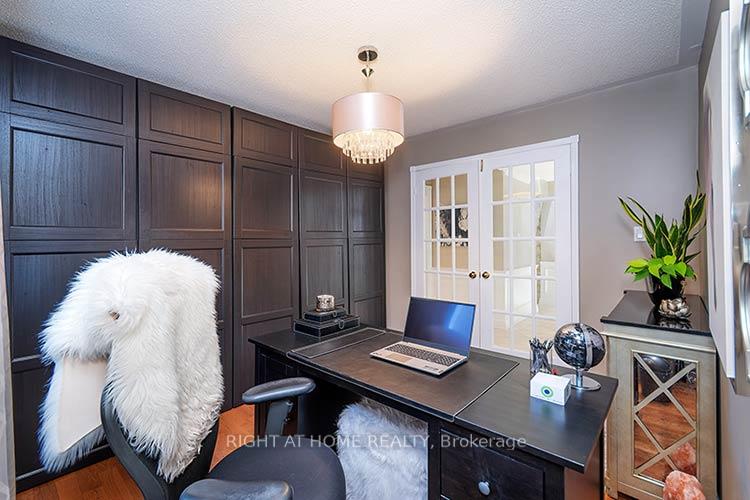Photo 10 of 143 Carlyle Crescent, Aurora, Aurora Highlands — HOMEH