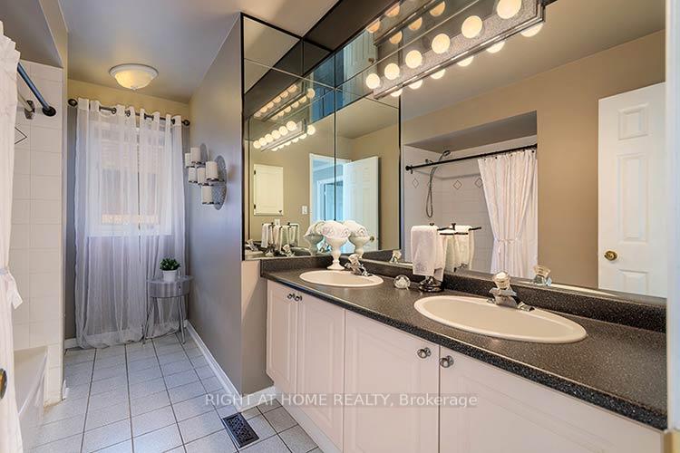 Photo 17 of 143 Carlyle Crescent, Aurora, Aurora Highlands — HOMEH