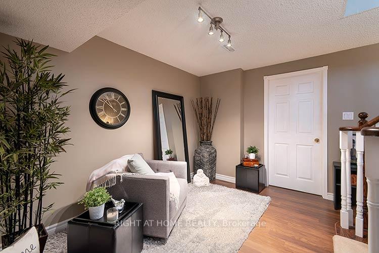 Photo 18 of 143 Carlyle Crescent, Aurora, Aurora Highlands — HOMEH