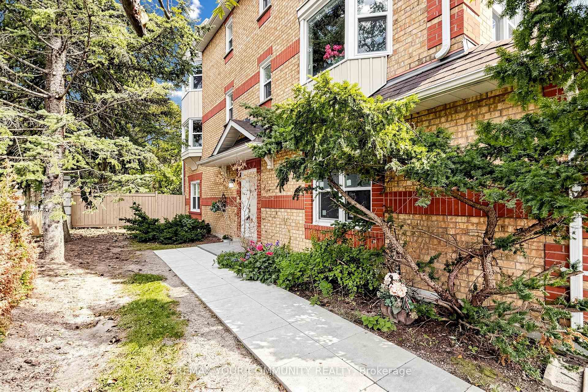 Photo 3 of 1 Edenbridge Drive, Vaughan, Beverley Glen — HOMEH