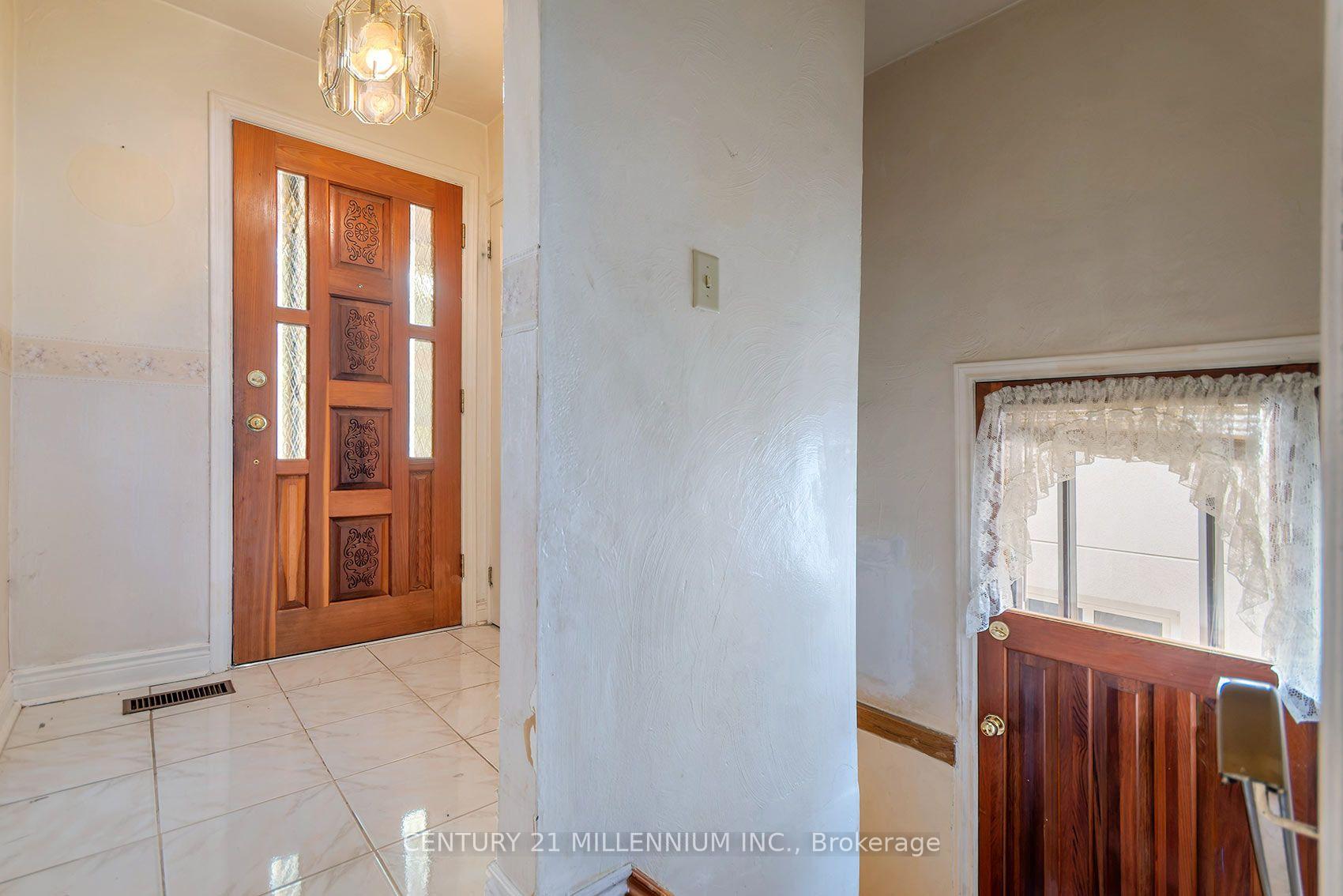Photo 7 of 16 Rochdale Avenue, Toronto, Caledonia-Fairbank — HOMEH