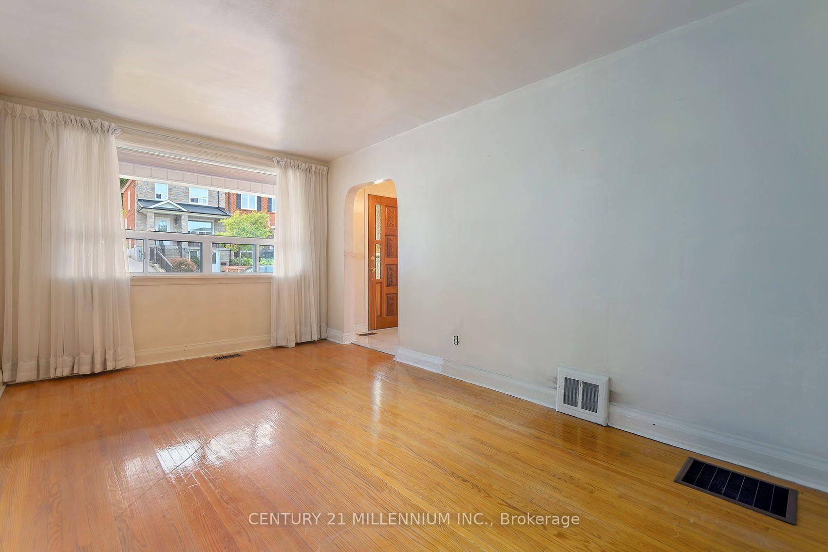 Photo 8 of 16 Rochdale Avenue, Toronto, Caledonia-Fairbank — HOMEH