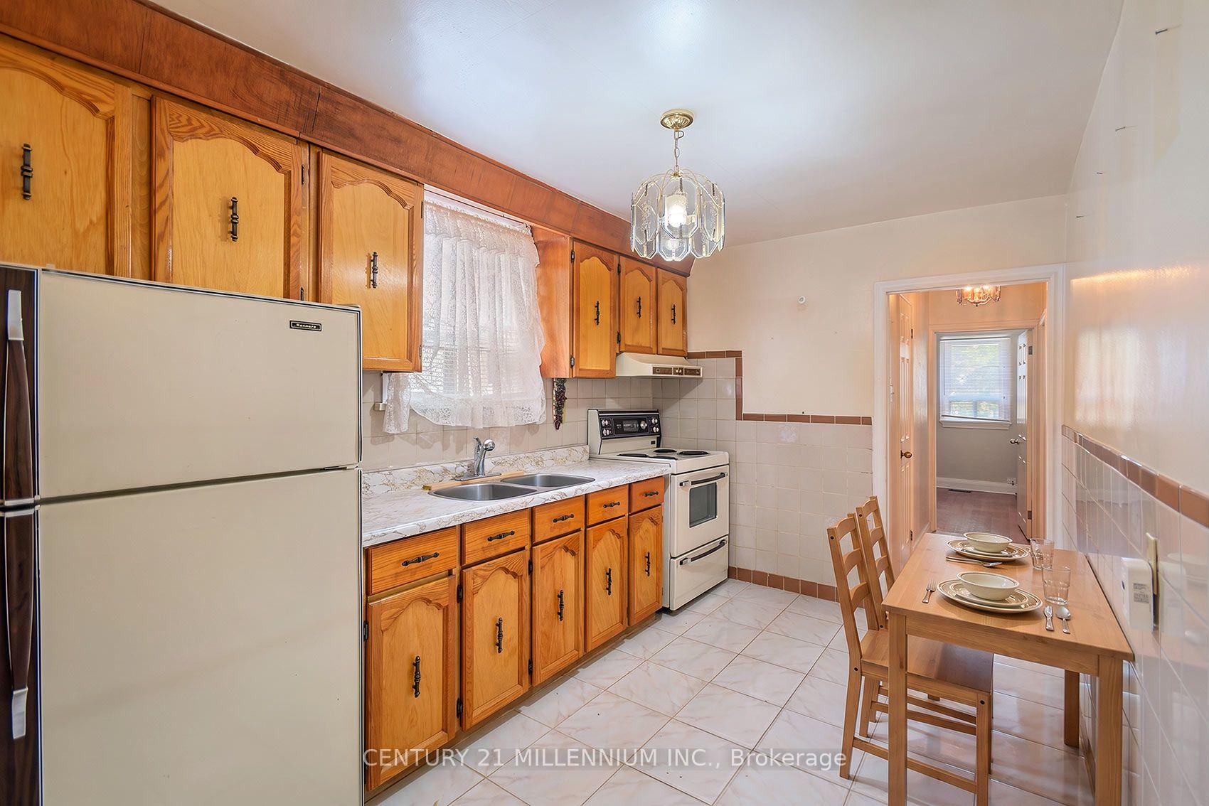 Photo 11 of 16 Rochdale Avenue, Toronto, Caledonia-Fairbank — HOMEH