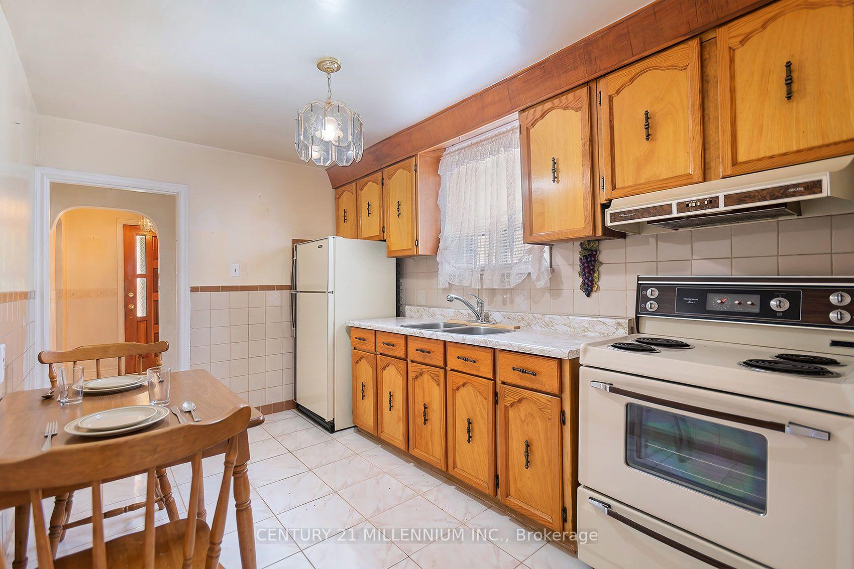 Photo 12 of 16 Rochdale Avenue, Toronto, Caledonia-Fairbank — HOMEH