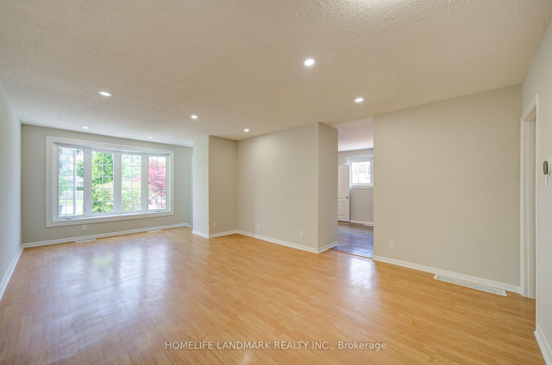 Photo 3 of 341 Blue Grass Boulevard, Richmond Hill, Crosby — HOMEH
