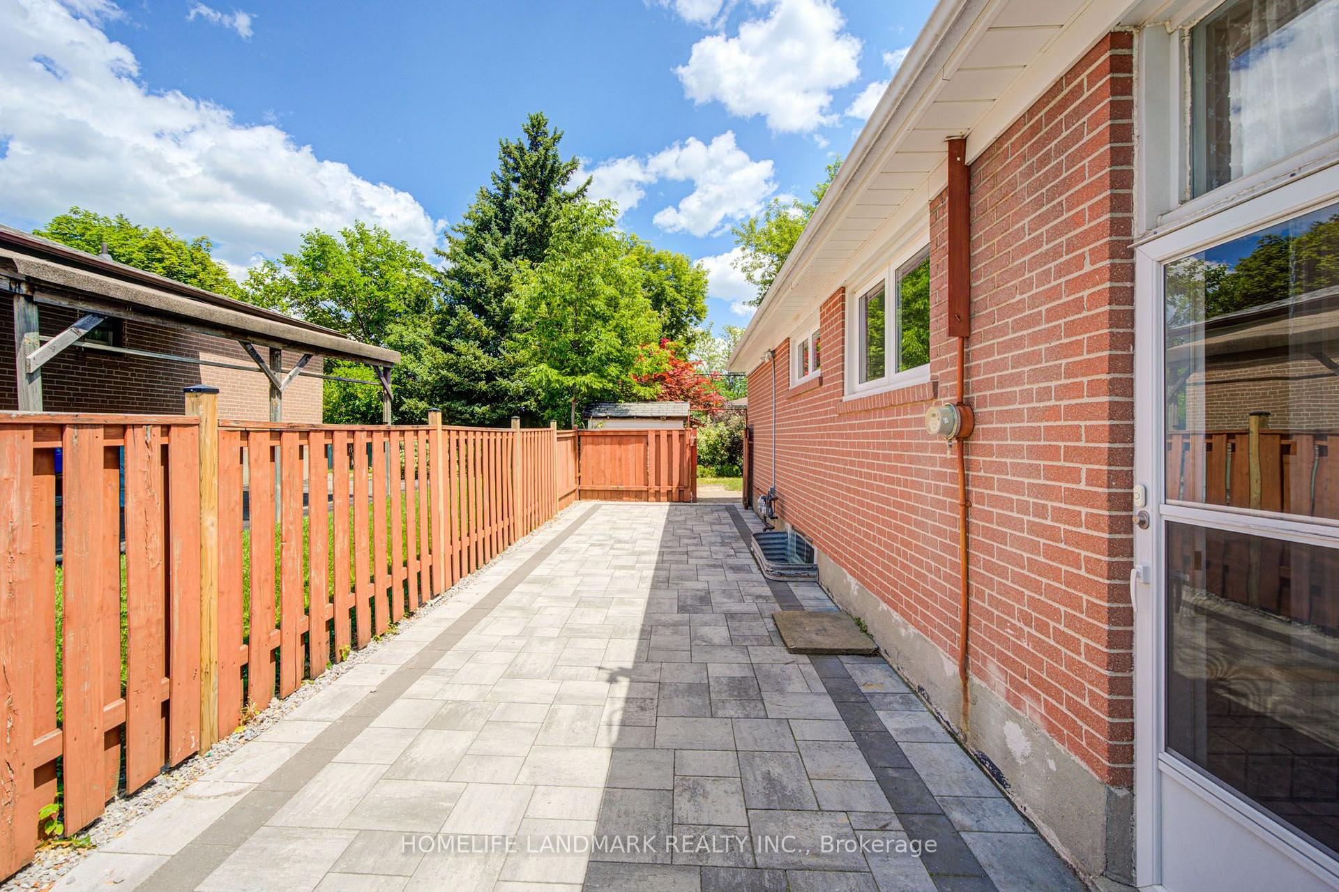 Photo 6 of 341 Blue Grass Boulevard, Richmond Hill, Crosby — HOMEH