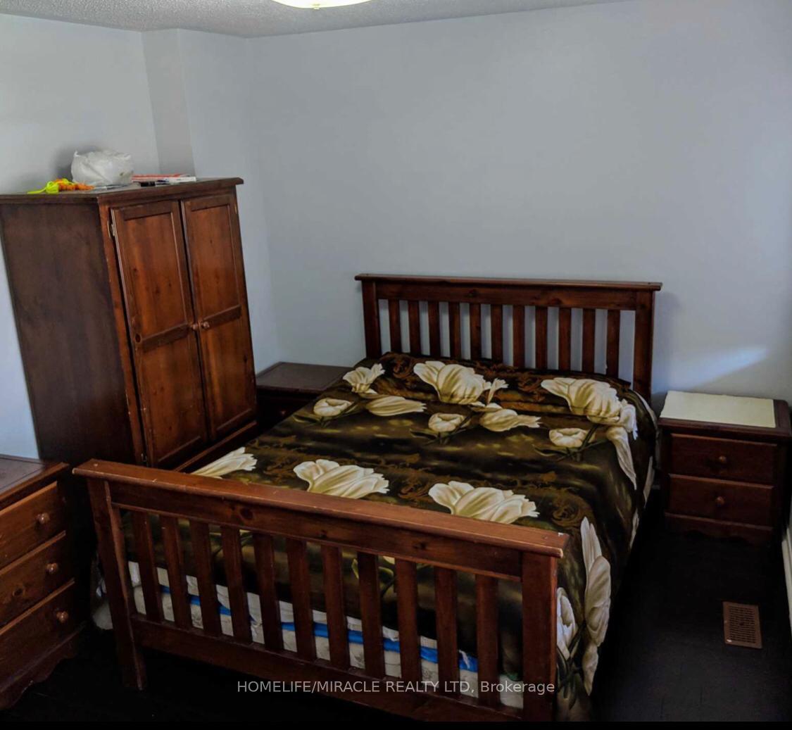 Photo 17 of Unit Upper, 22 Pauline Crescent, Brampton, Fletcher's Meadow — HOMEH