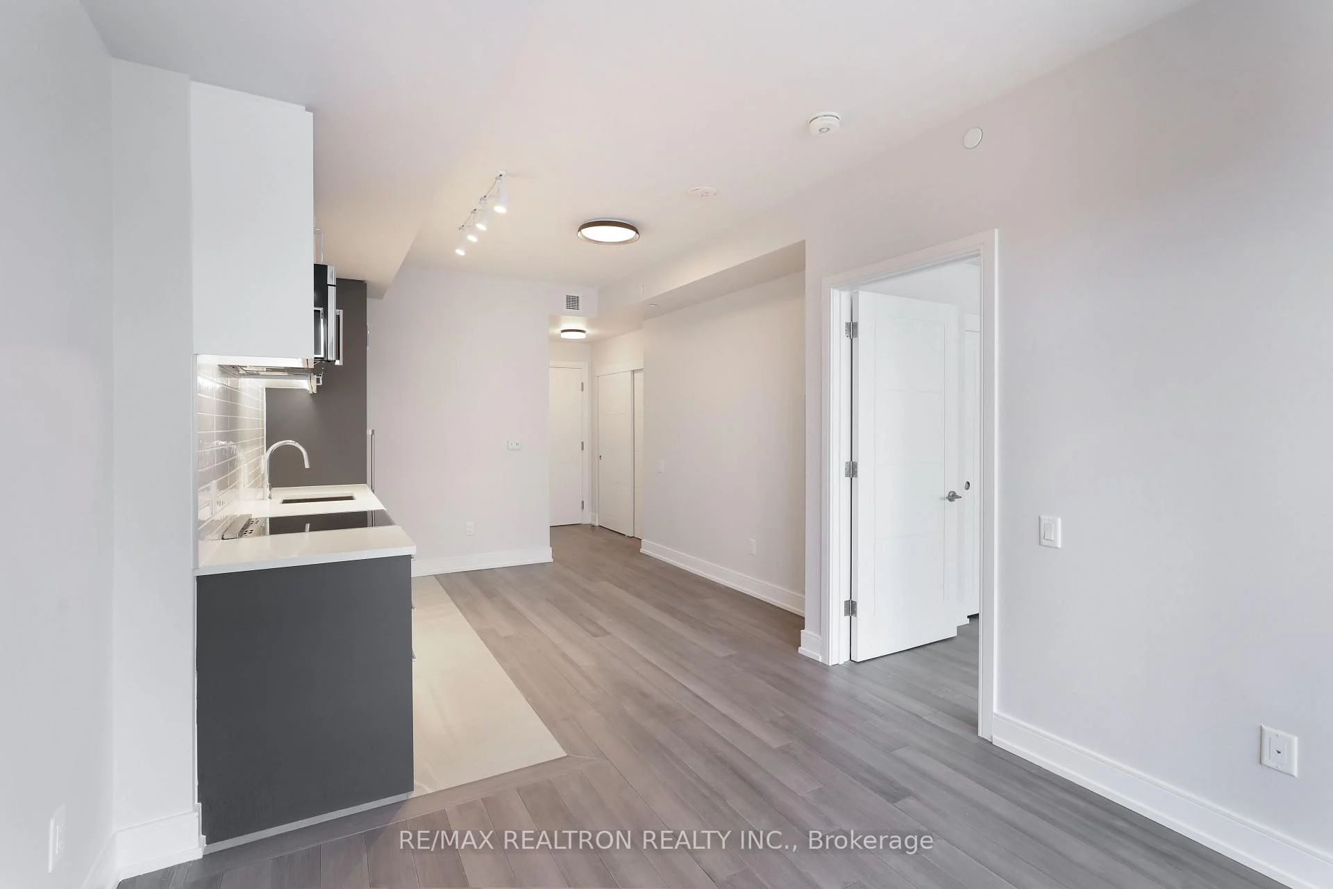 Front of Unit 905, 2525 Bathurst Street