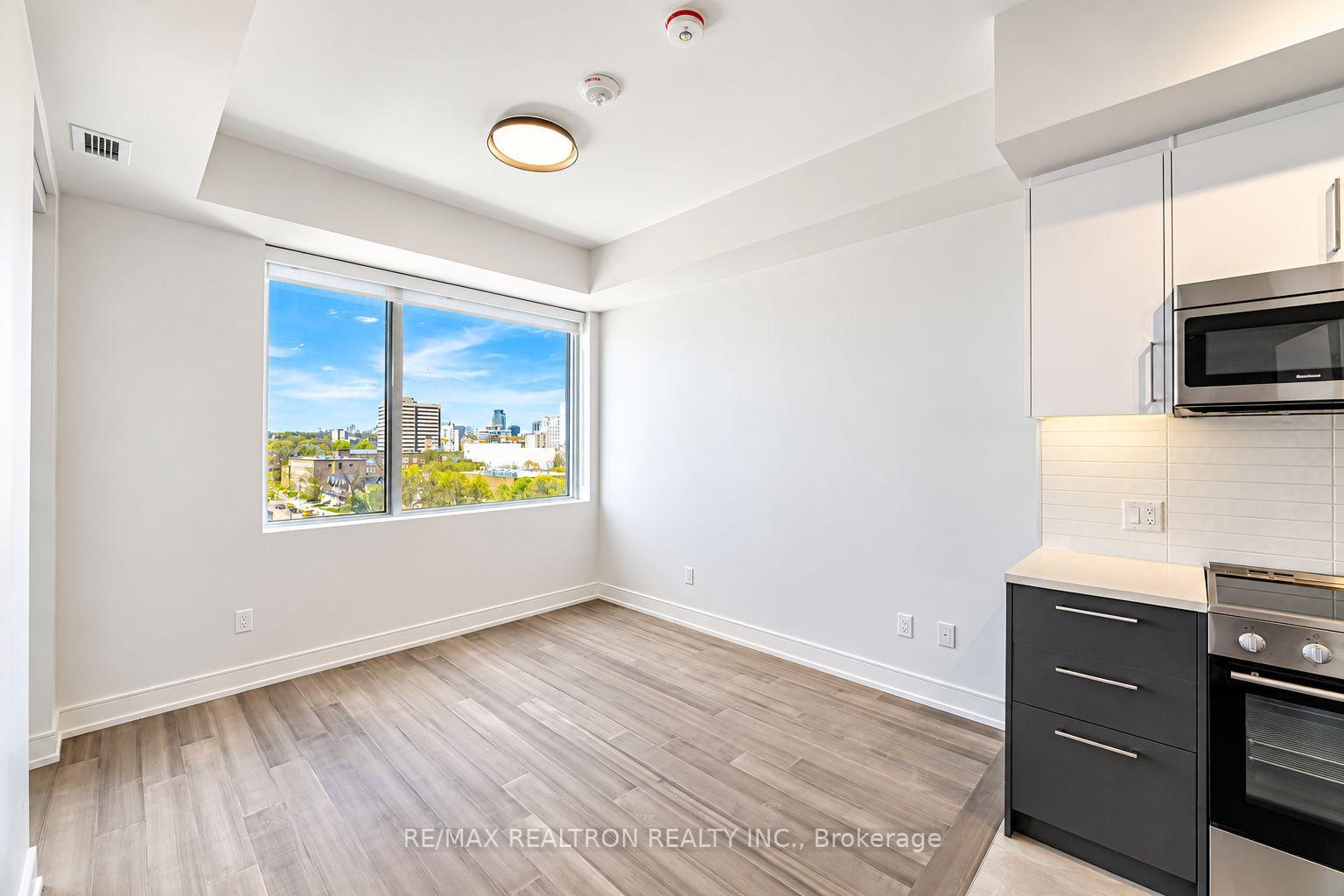Photo 5 of Unit 904, 664 Spadina Avenue, Toronto, University — HOMEH
