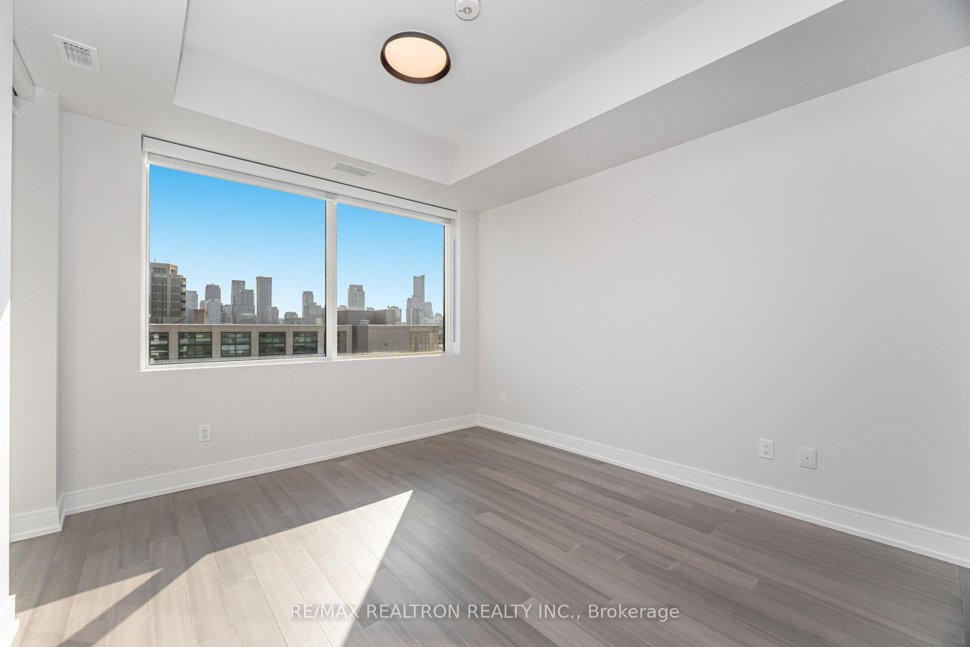 Photo 5 of Unit 704, 664 Spadina Avenue, Toronto, University — HOMEH