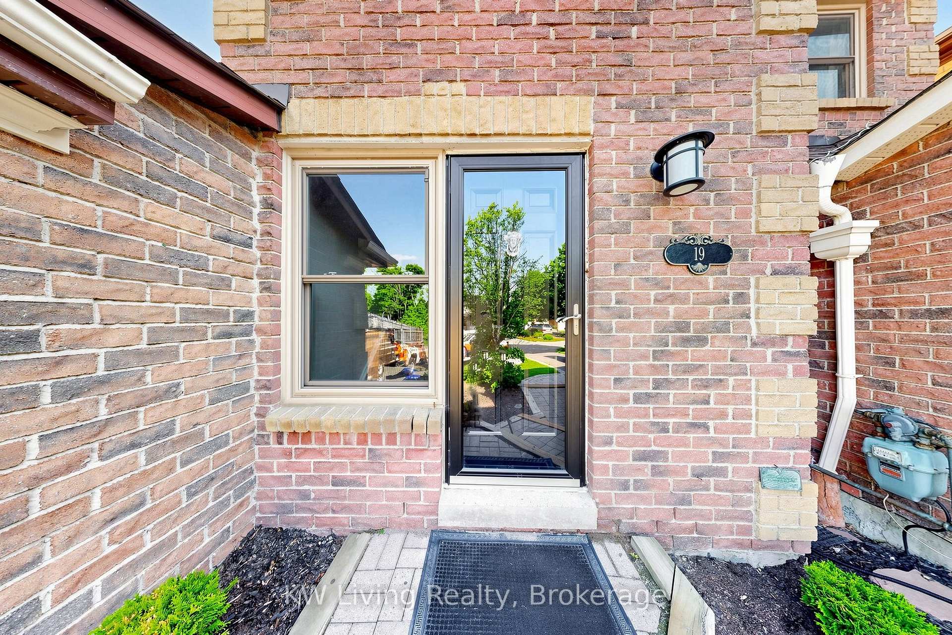 Photo 2 of 19 Sarah Jane Court, Markham, Bullock — HOMEH