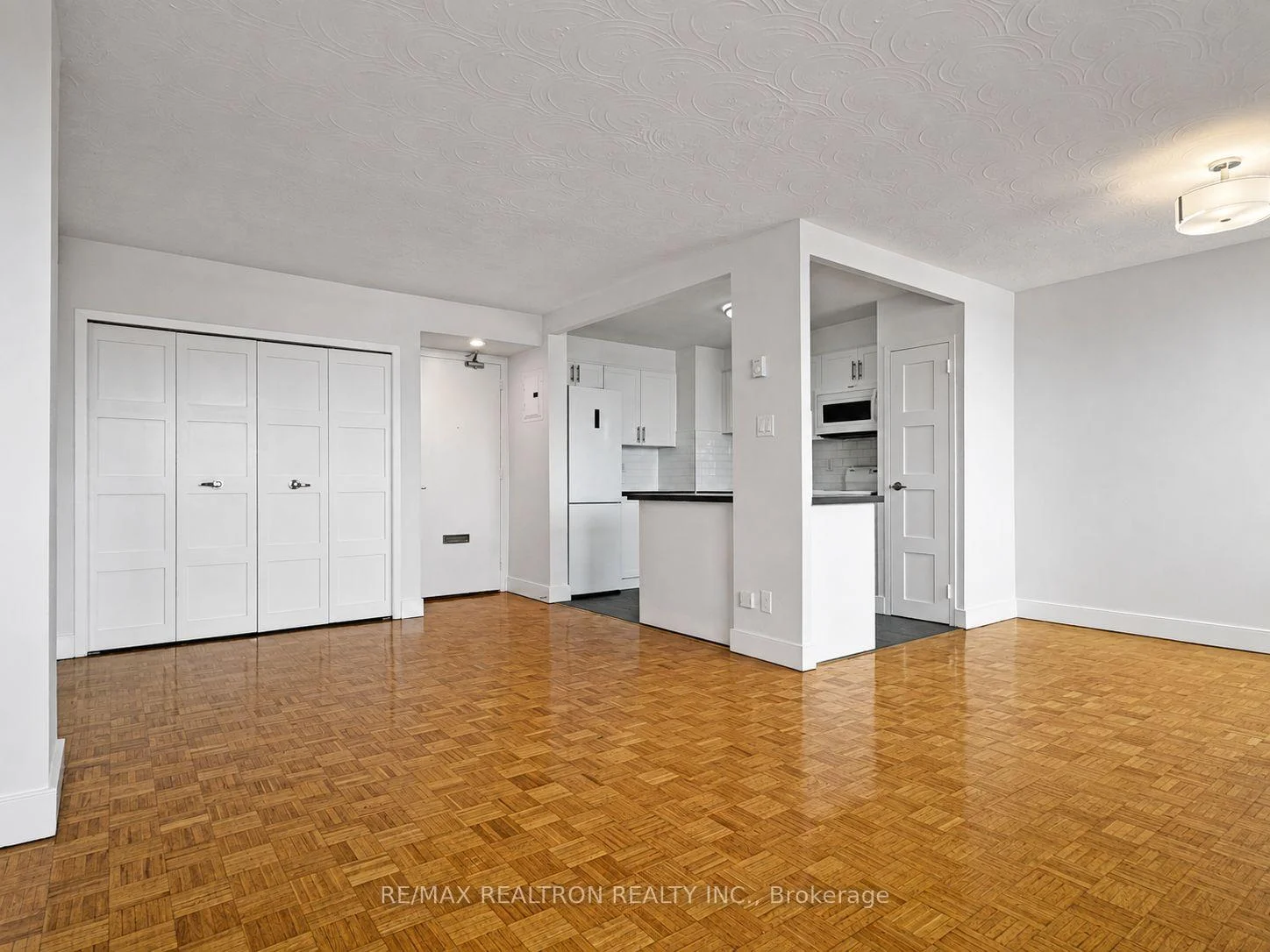 Photo 3 of Unit 701, 525 Eglinton Avenue E, Toronto, Mount Pleasant East — HOMEH