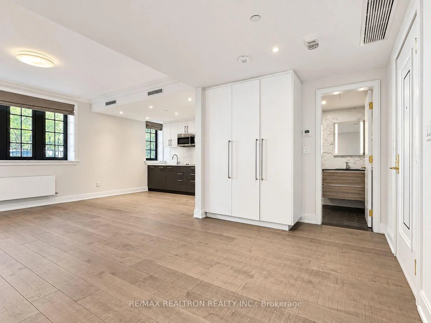 Photo 7 of Unit 701, 525 Eglinton Avenue E, Toronto, Mount Pleasant East — HOMEH