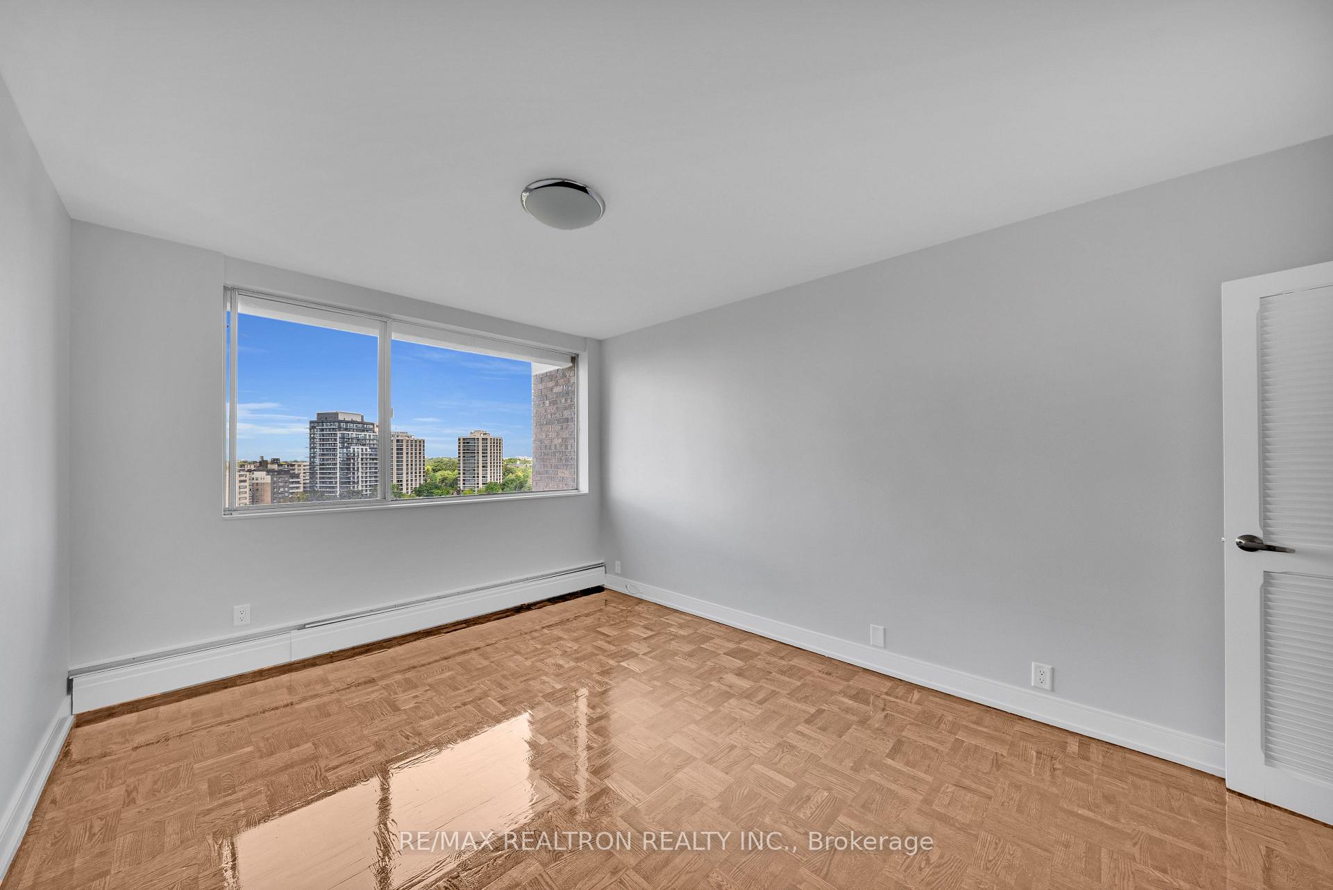 Photo 12 of Unit 1202, 9 Deer Park Crescent, Toronto, Yonge-St. Clair — HOMEH