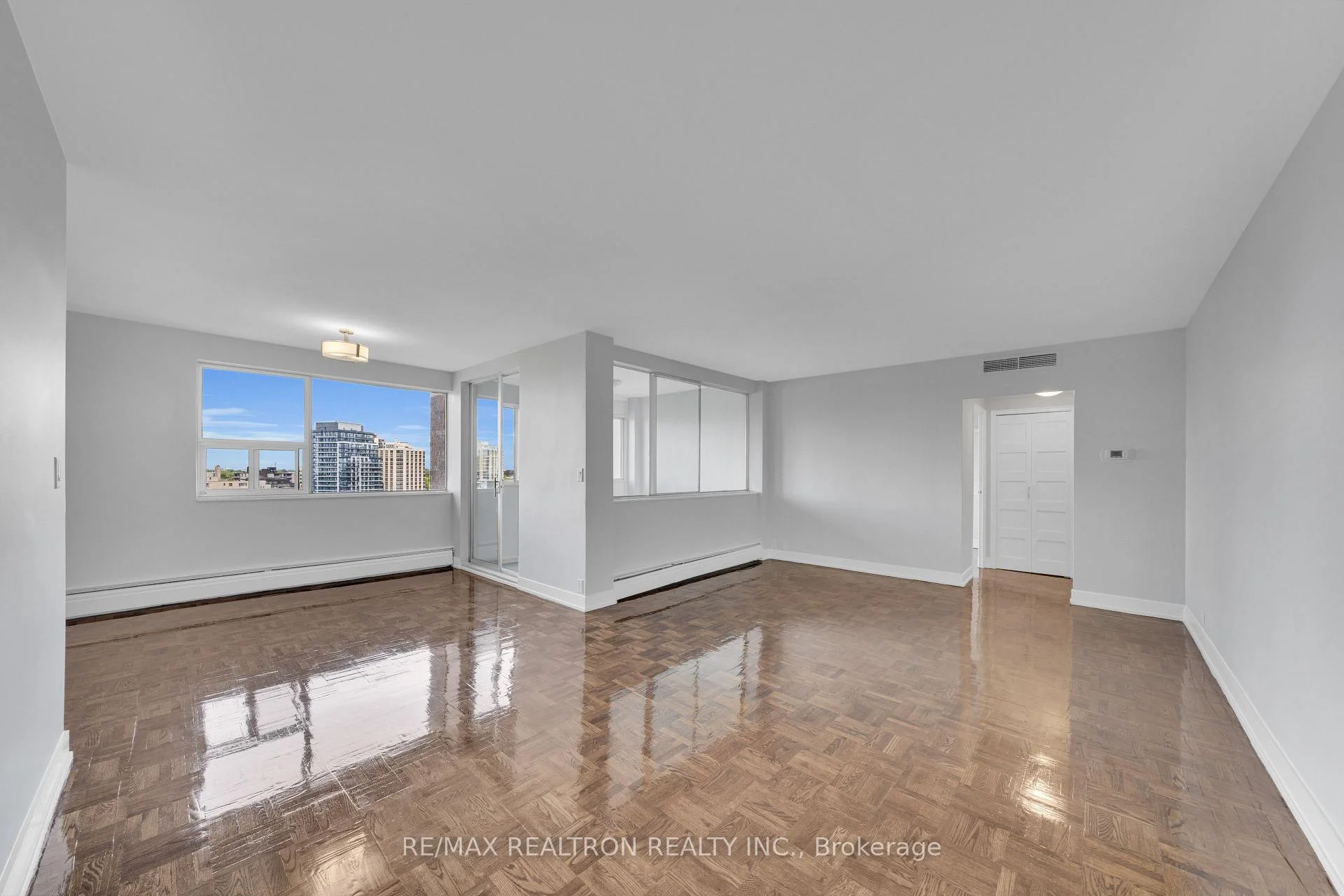 Photo 4 of Unit 1202, 9 Deer Park Crescent, Toronto, Yonge-St. Clair — HOMEH