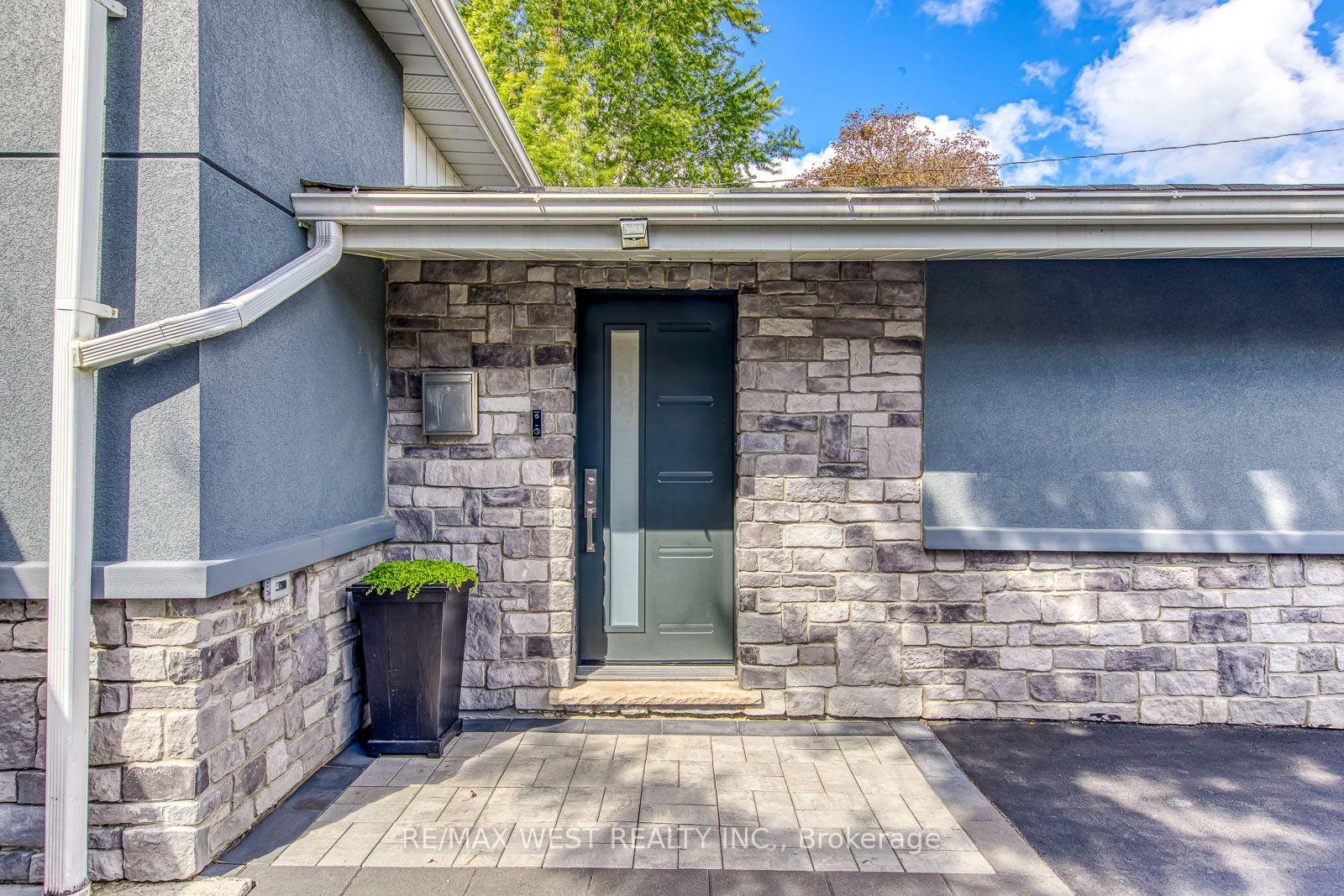 Photo 4 of 6 Millview Court, Etobicoke, West Humber-Clairville — HOMEH