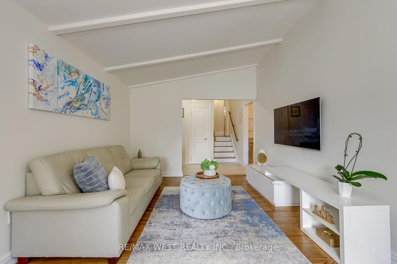 Photo 10 of 6 Millview Court, Etobicoke, West Humber-Clairville — HOMEH