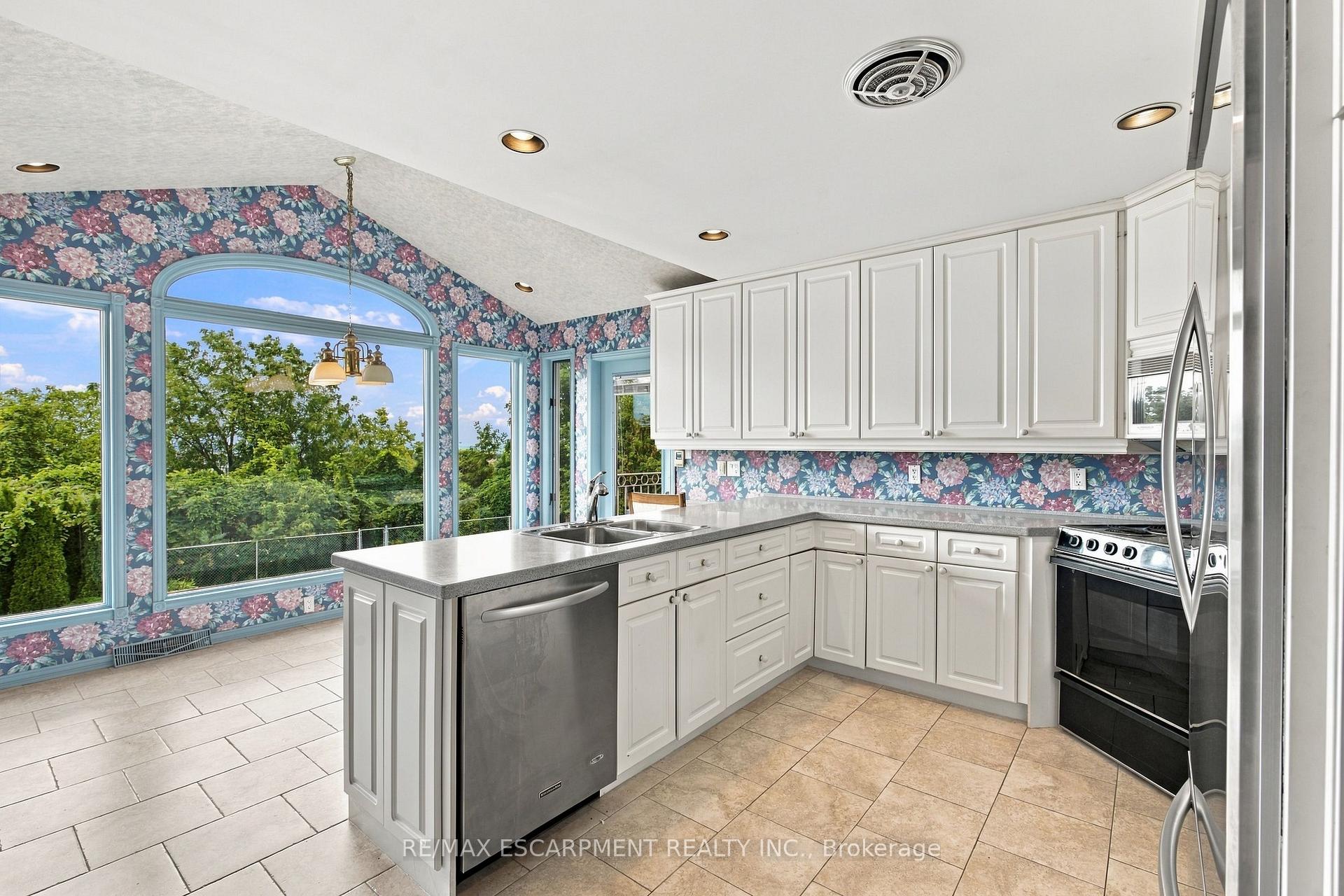 Photo 13 of 26 Leslie Drive, Hamilton, Stoney Creek — HOMEH