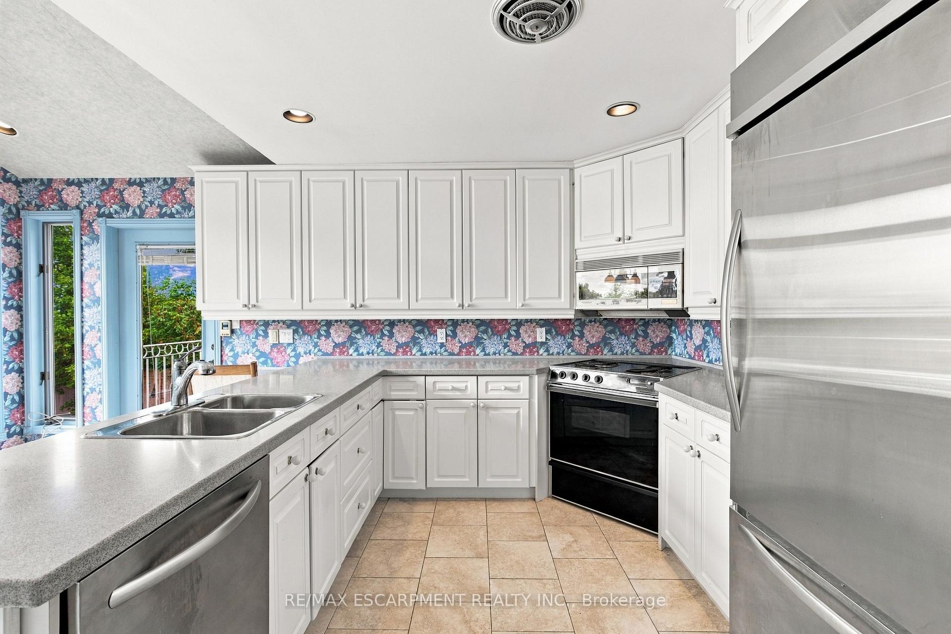 Photo 14 of 26 Leslie Drive, Hamilton, Stoney Creek — HOMEH