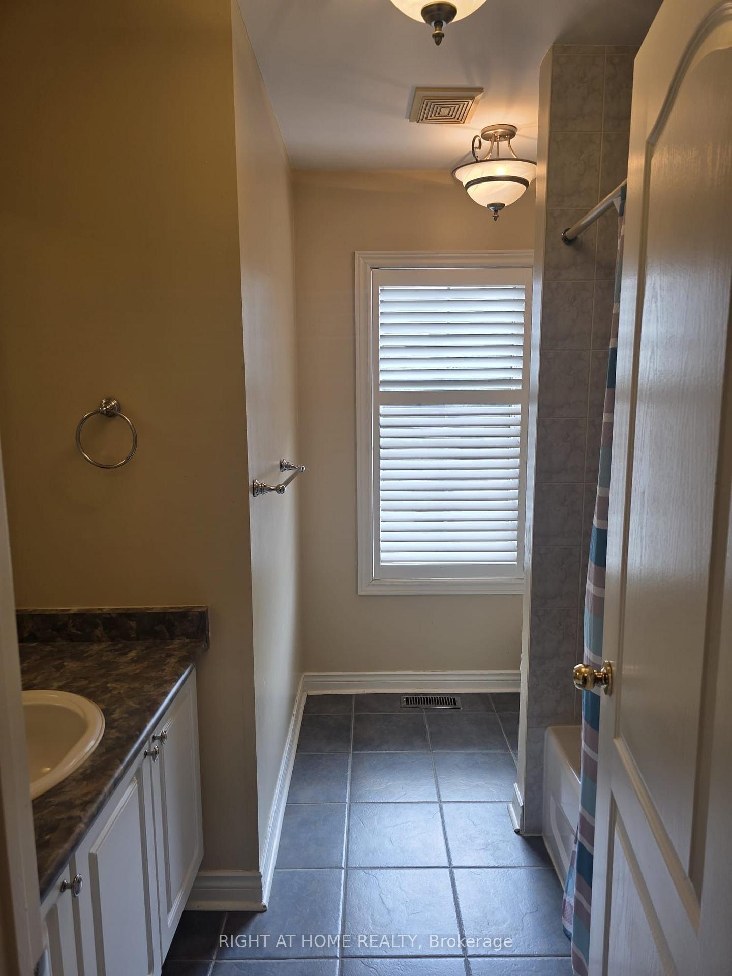 Photo 16 of 102 Cormorant Crescent, Vaughan, Vellore Village — HOMEH