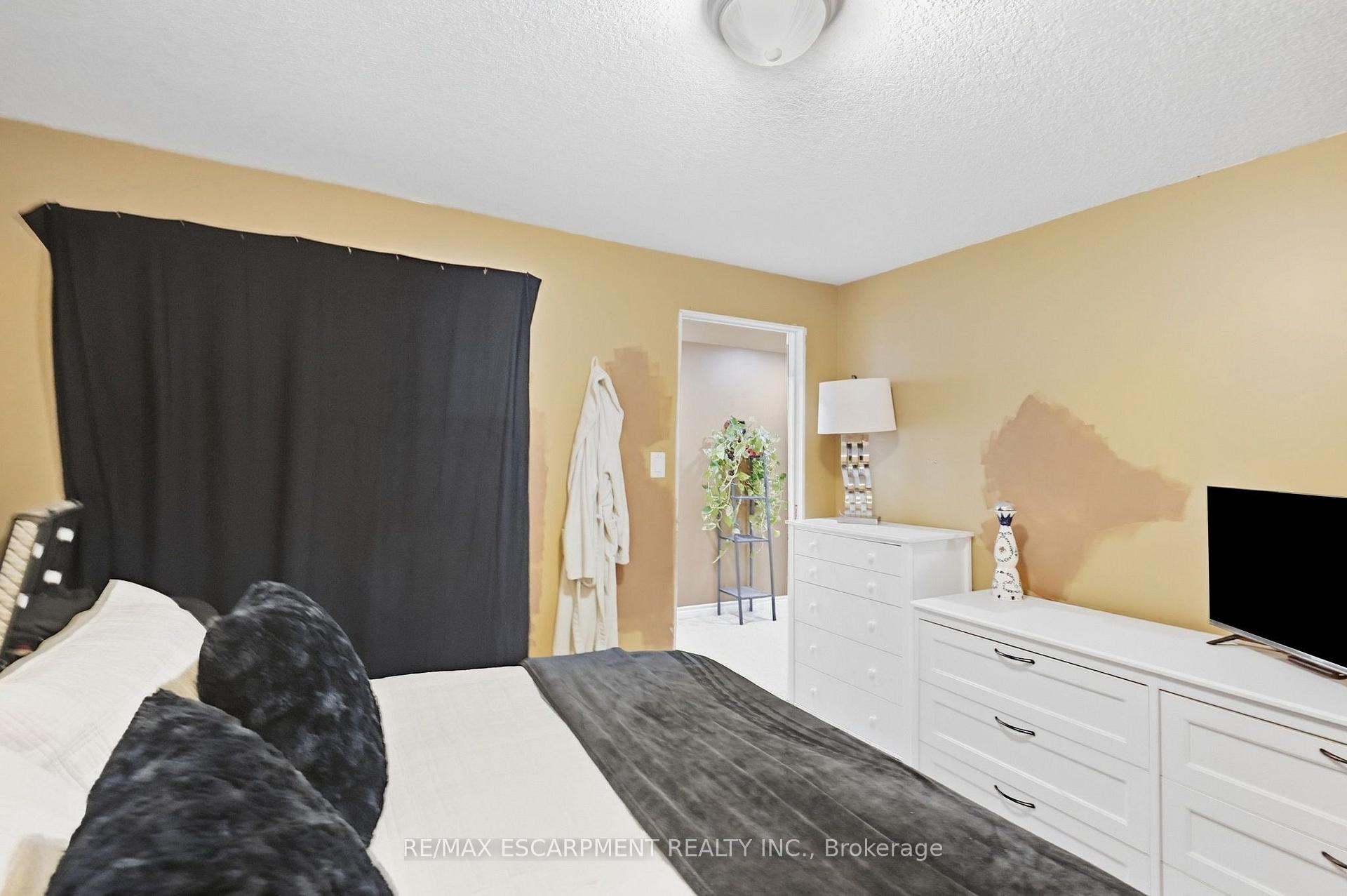 Photo 33 of 303 Webster Road, Hamilton, Stoney Creek — HOMEH