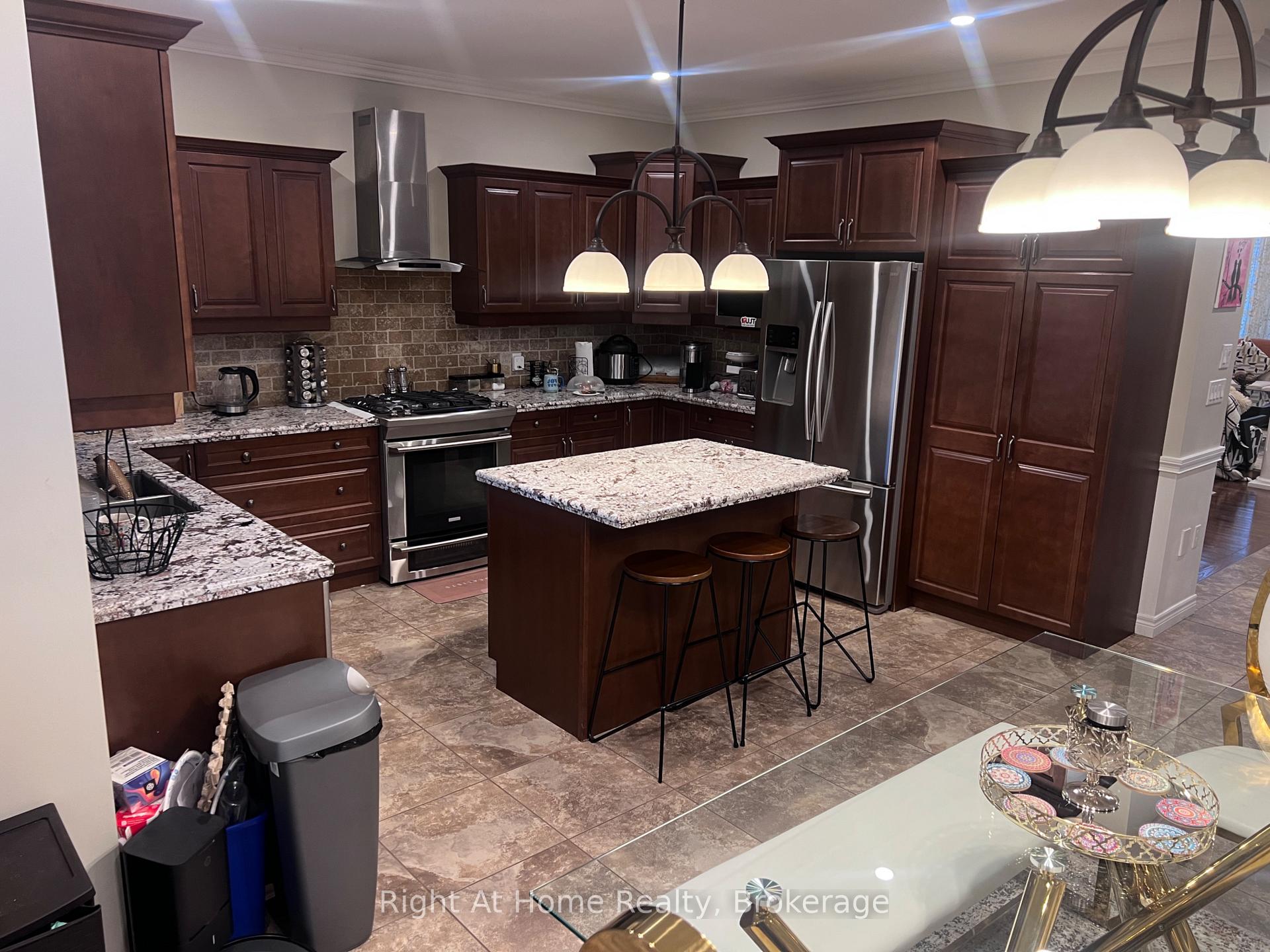 Photo 9 of Unit Upper, 52 Lorupe Court, Hamilton, Meadowlands — HOMEH