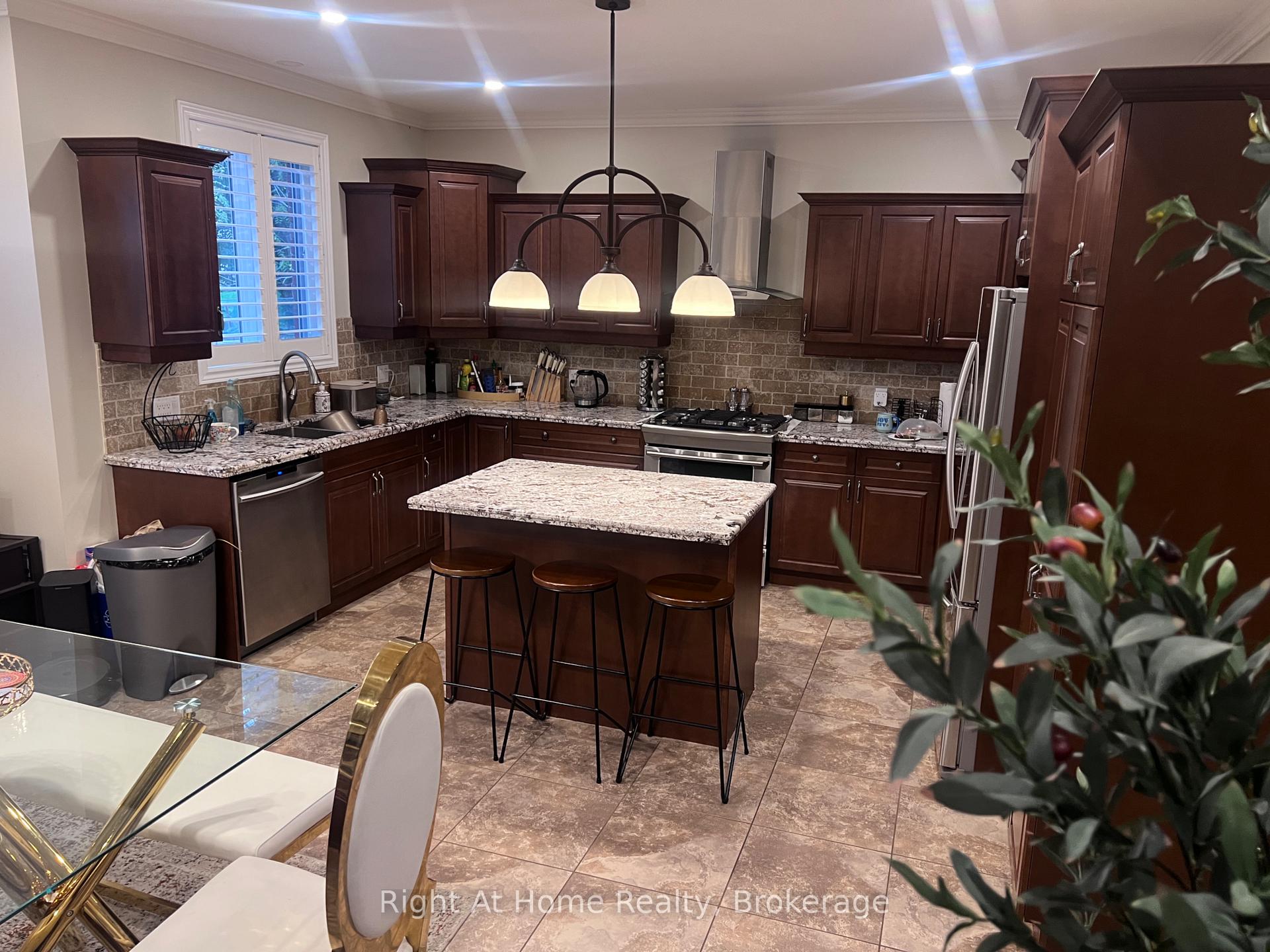Photo 10 of Unit Upper, 52 Lorupe Court, Hamilton, Meadowlands — HOMEH