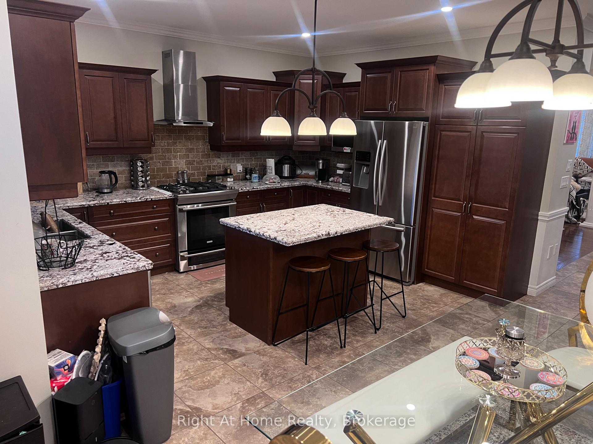 Photo 11 of Unit Upper, 52 Lorupe Court, Hamilton, Meadowlands — HOMEH