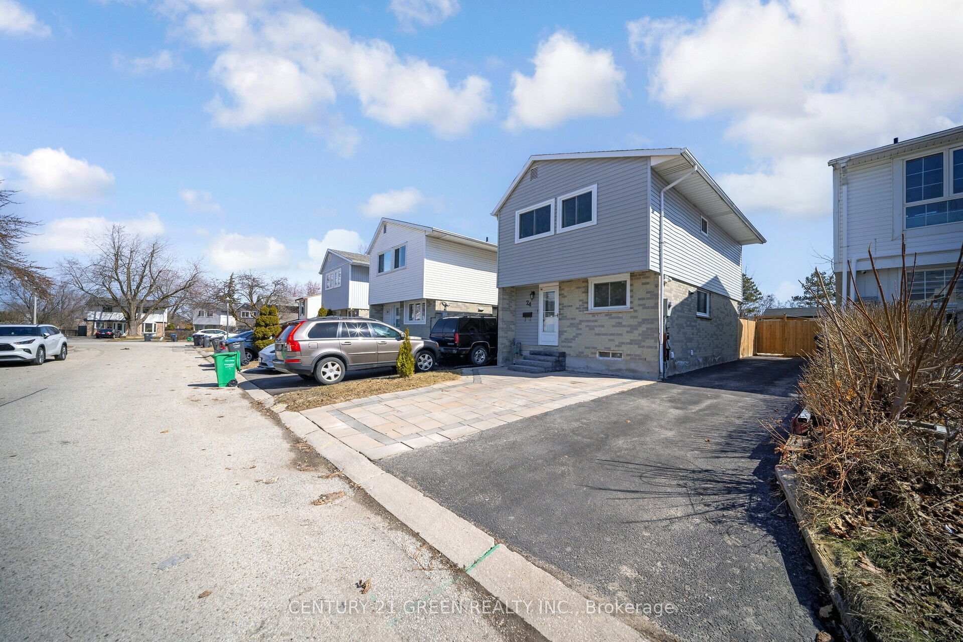 Photo 2 of 24 Jackman Drive, Brampton, Northgate — HOMEH